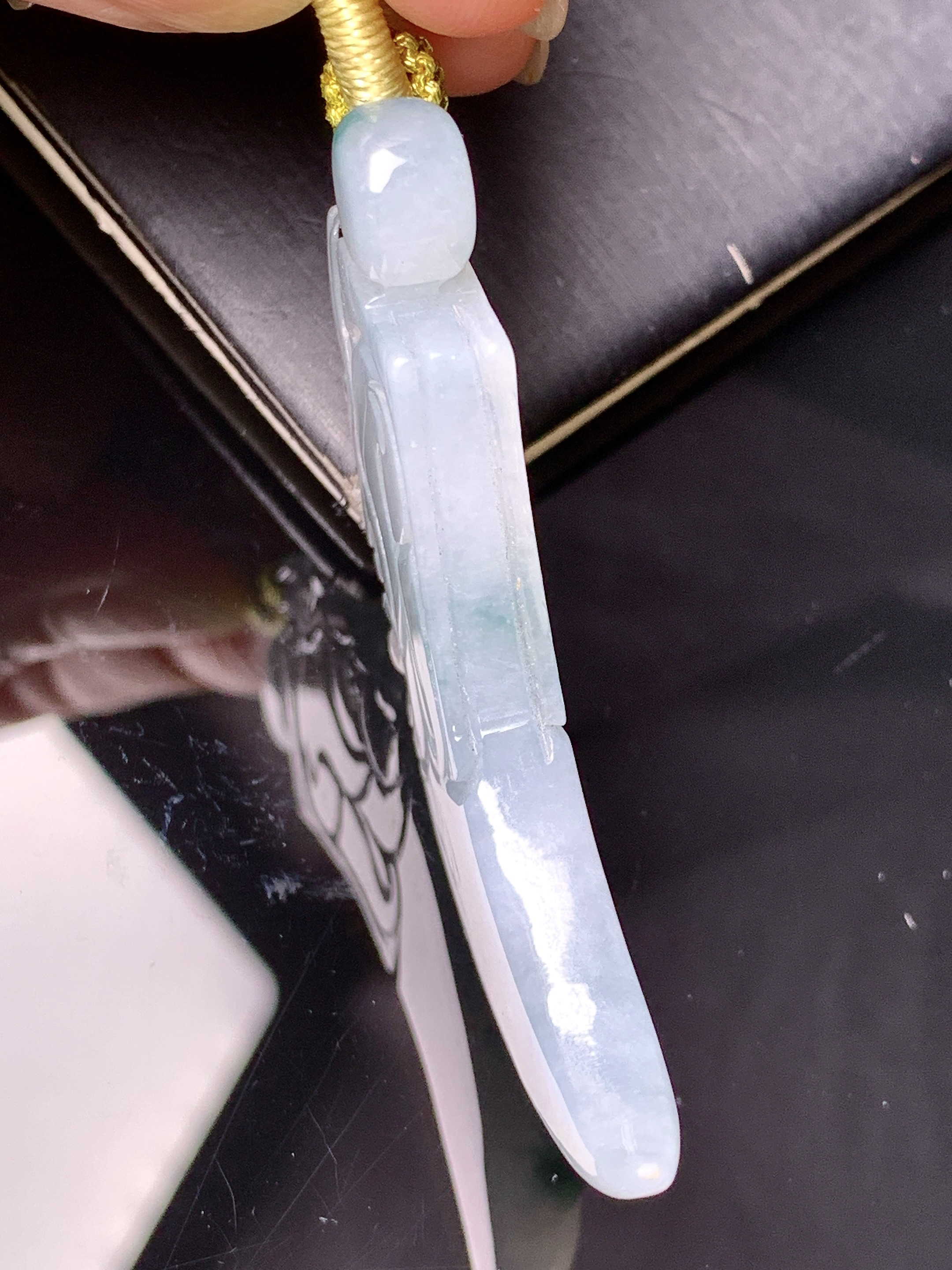 冰种飘绿龙牙吊坠 玉质细腻 色泽艳丽清新 水润亮眼 整体尺寸50.2*19*6 e1