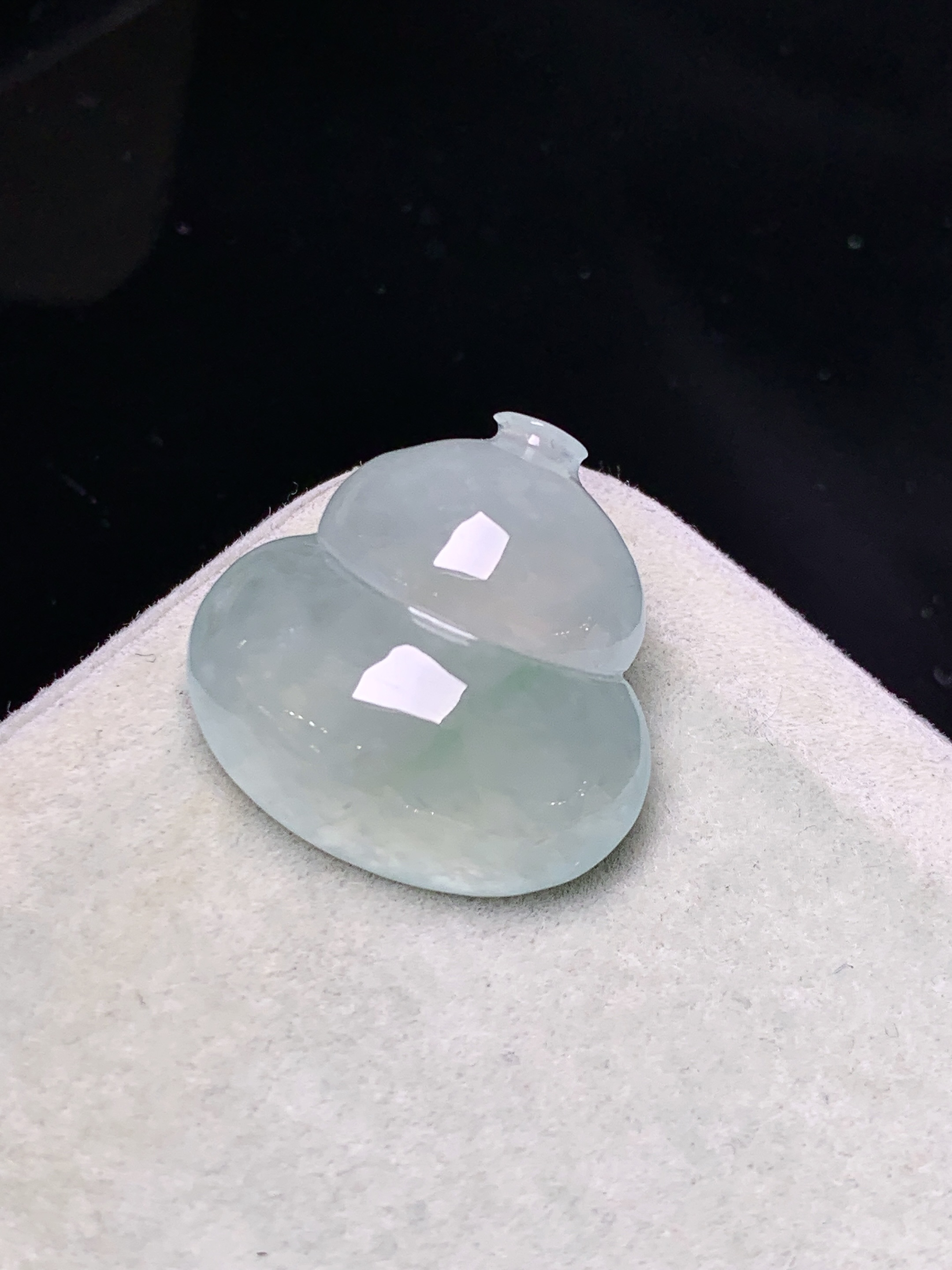冰种葫芦吊坠 玉质细腻 色泽艳丽清新 水润亮眼 整体尺寸18.5*19*6.6 yz