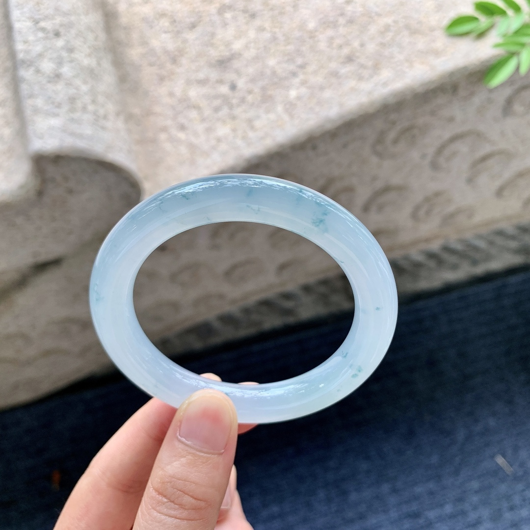圆条51 52，圈口52.6/9.8/9.5，编码C5081610，糯冰蓝底飘花，水润，种老，细腻，打灯有絮线