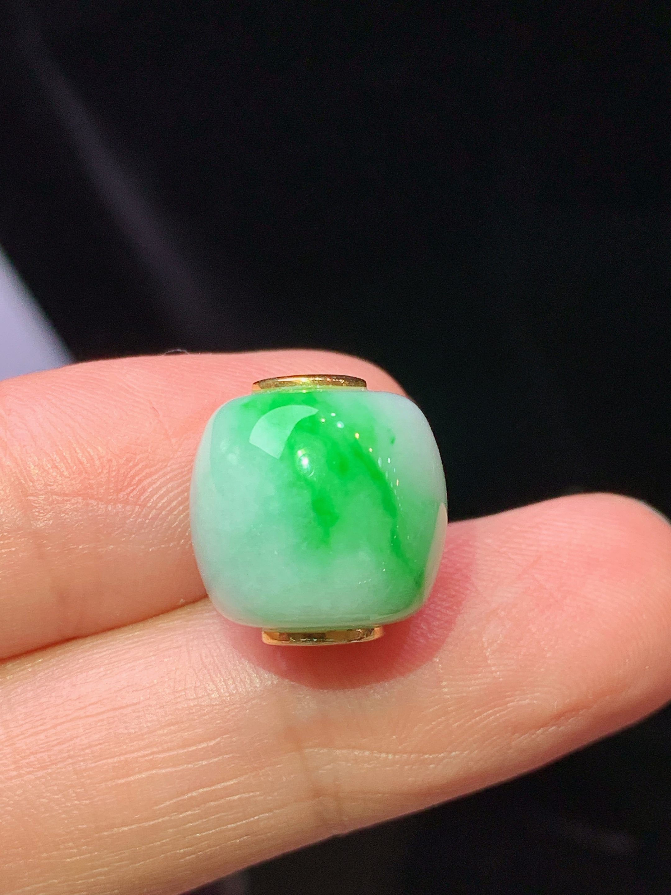 18k金镶嵌飘绿路路通吊坠 玉质细腻 色泽艳丽清新 水润亮眼 整体尺寸11.8*13 b1