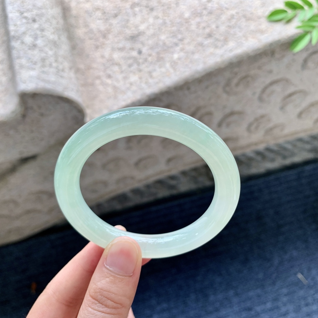 圆条51 52，圈口52.8/9.8/9，编码C11081612，描述：糯冰果绿，水润，种老，细腻，打灯有棉线