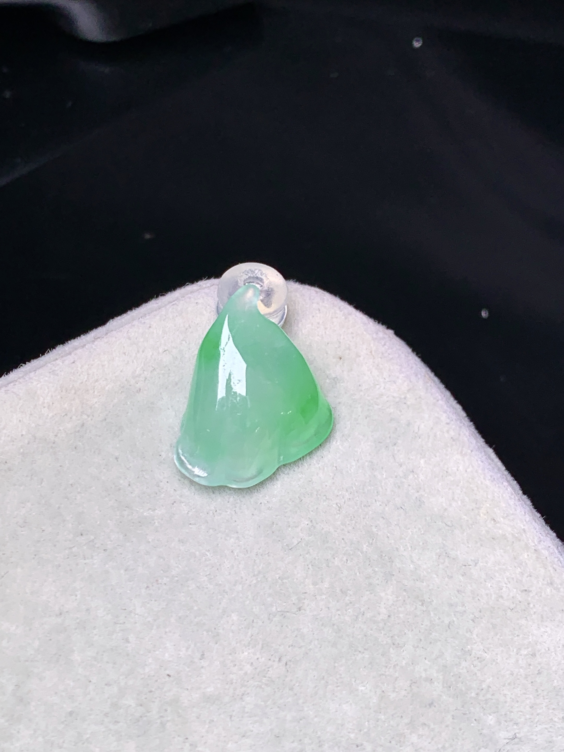 飘绿莲蓬吊坠 玉质细腻 色泽艳丽清新 水润亮眼 整体尺寸13.7*11.6*6 z1