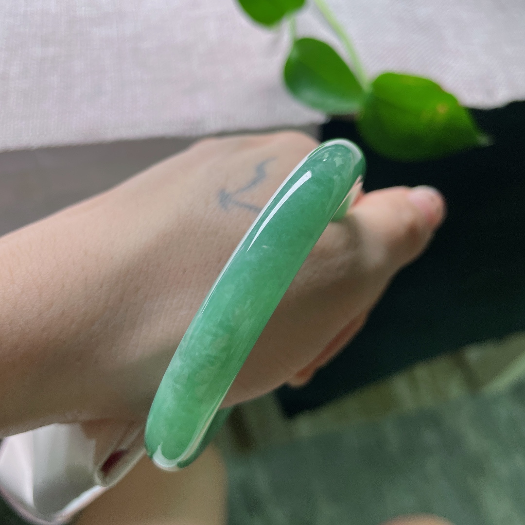 53/9.8，绿底圆条，水润，种老，腕间一抹沉稳贵气，无裂，55958a
