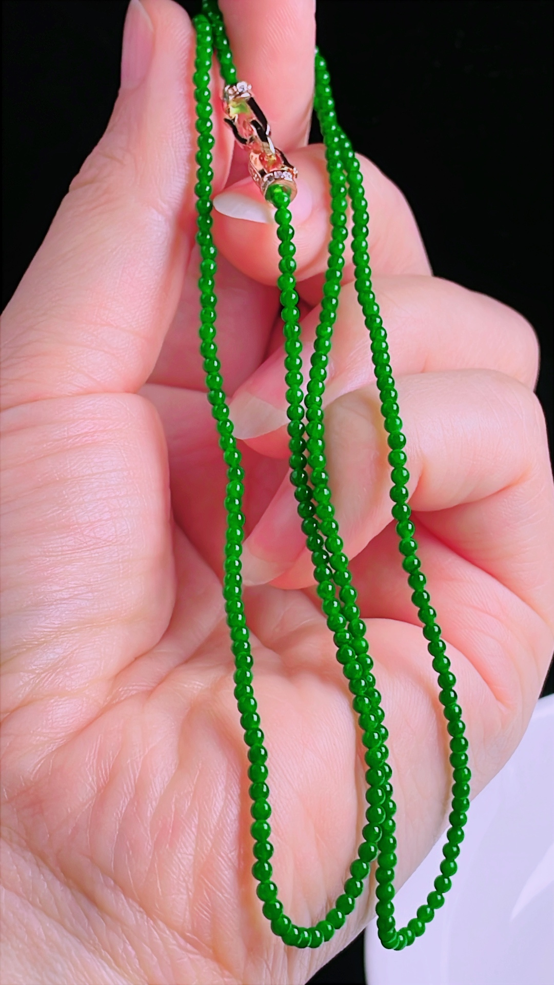 辣绿珠链小米珠，老种起光，细底通透，尺寸：2mm