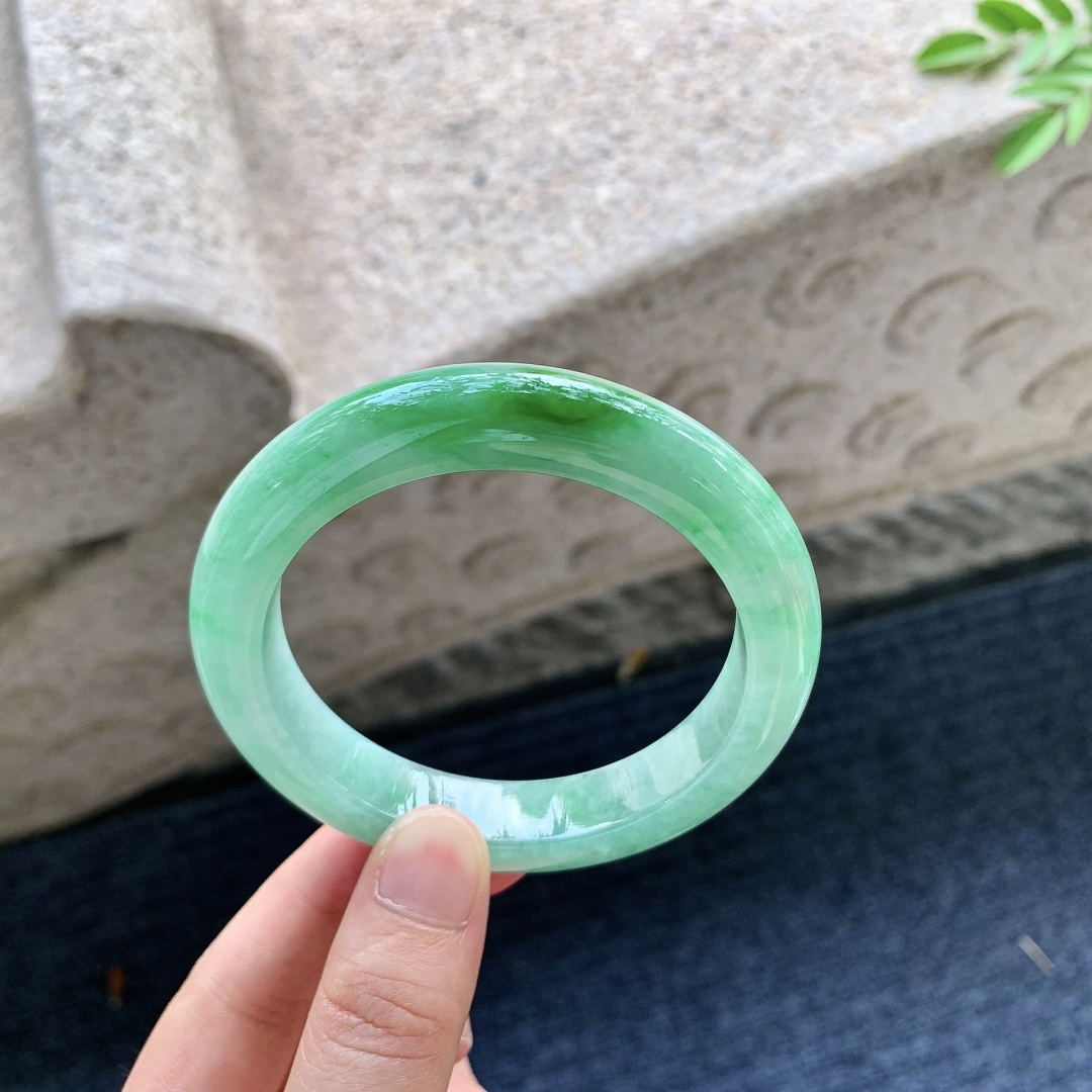 正圈56 57，圈口57.3/12/9.3，编码W6081632，描述飘辣绿，水润，种老，细腻，打灯有纹线