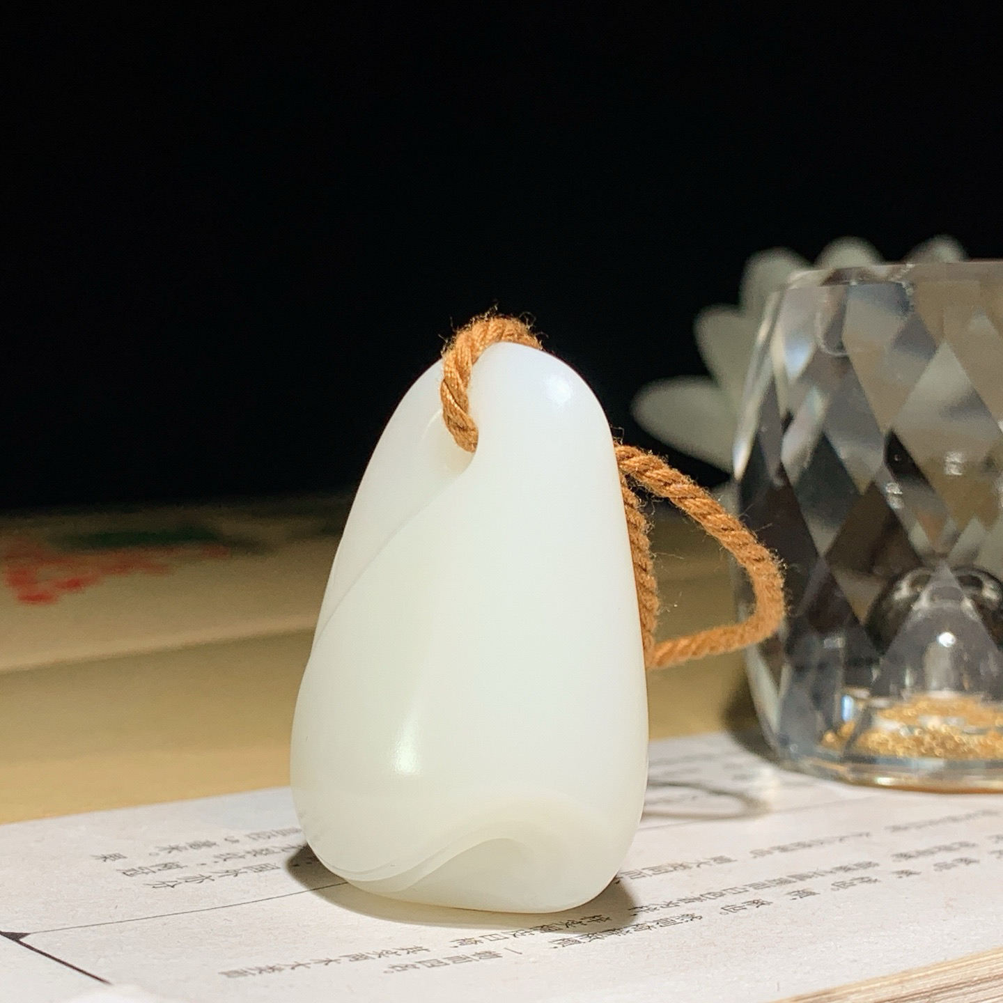 新疆和田玉白玉随型挂件！尺寸40/31/15重28克。玉质细腻油润。手推出油。佩戴高端典雅。lt260816