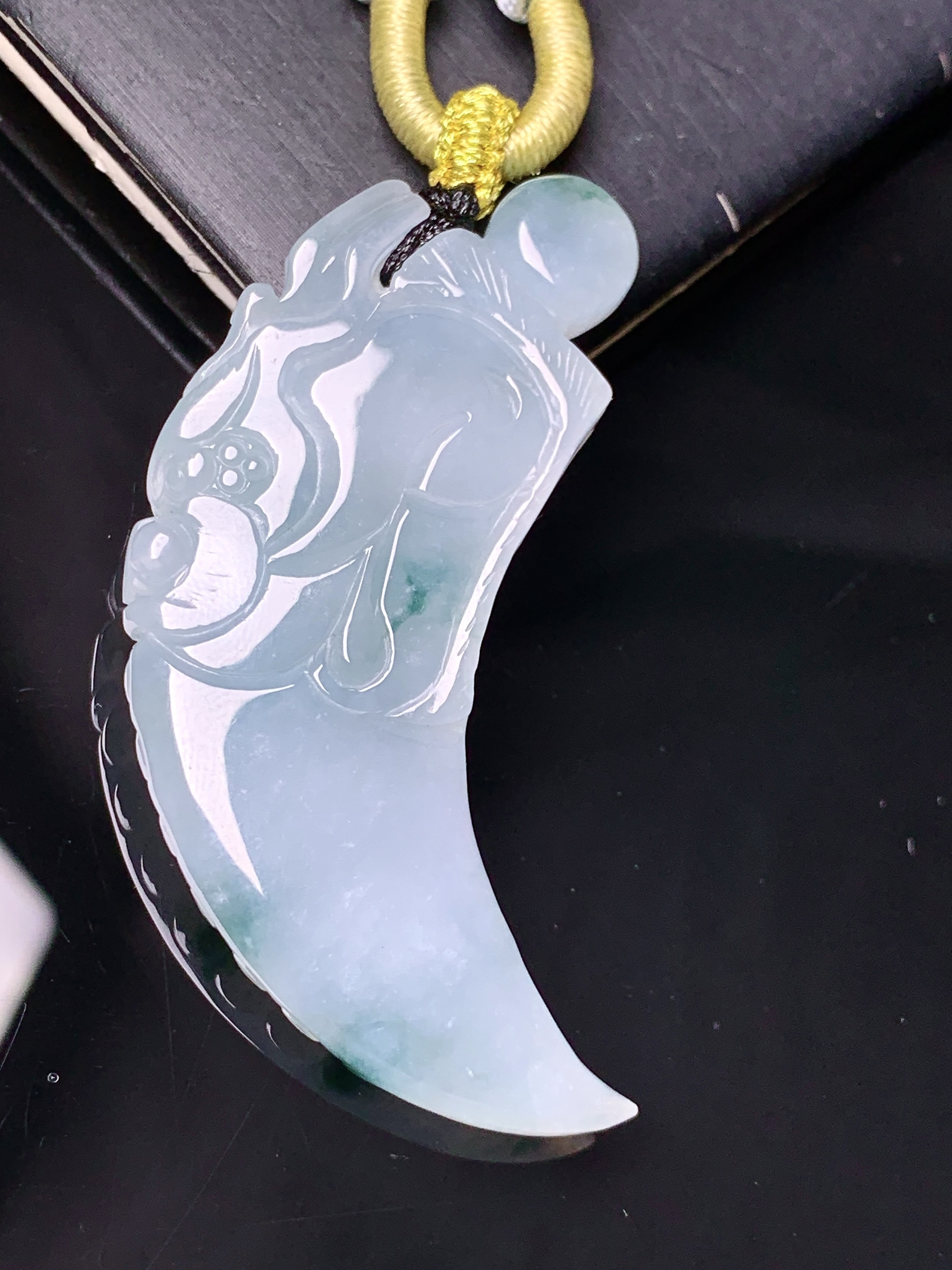 冰种飘绿龙牙吊坠 玉质细腻 色泽艳丽清新 水润亮眼 整体尺寸50.2*19*6 e1