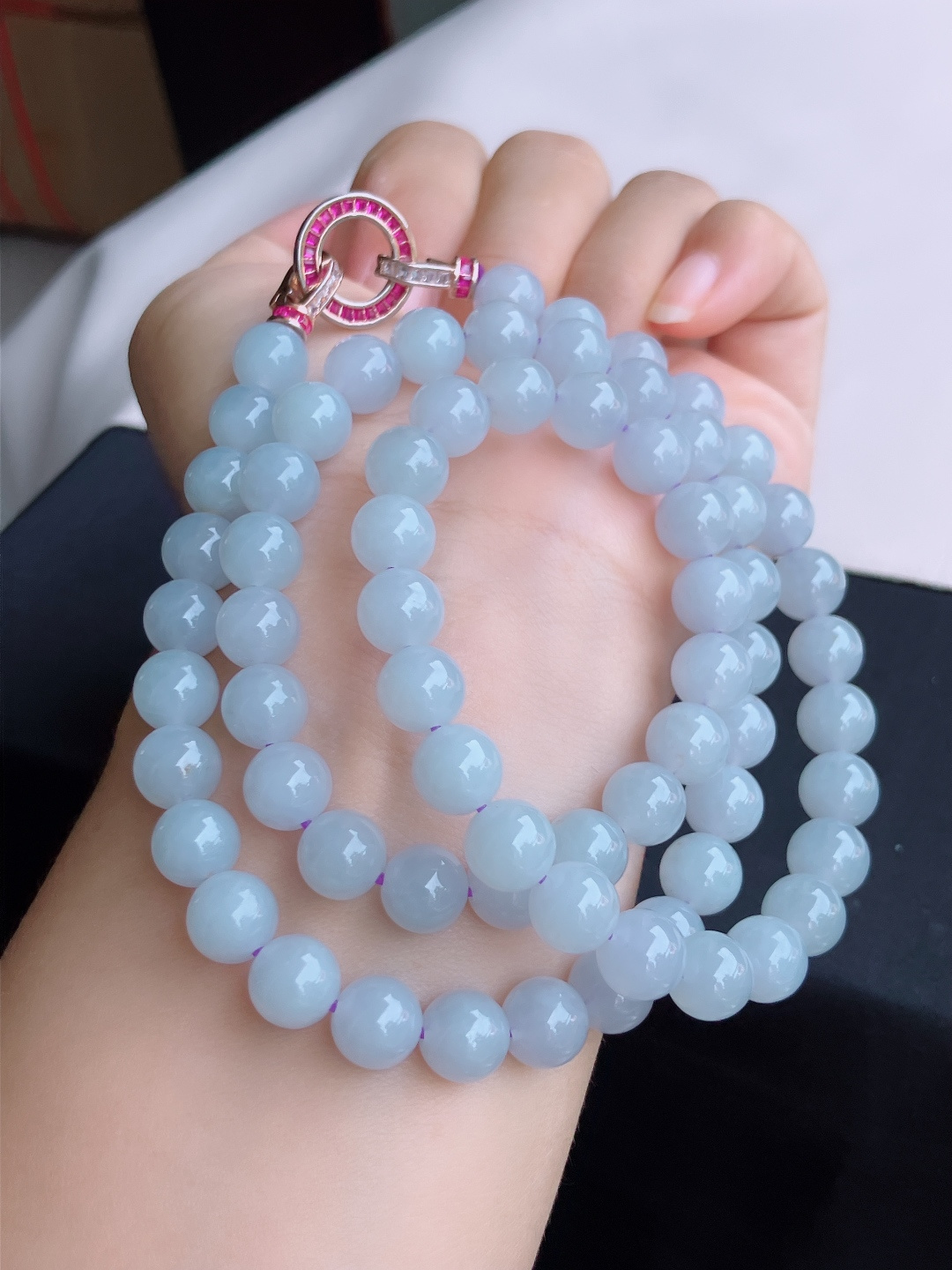底色大珠链，晶莹剔透。尺寸9/68颗，自然光实拍