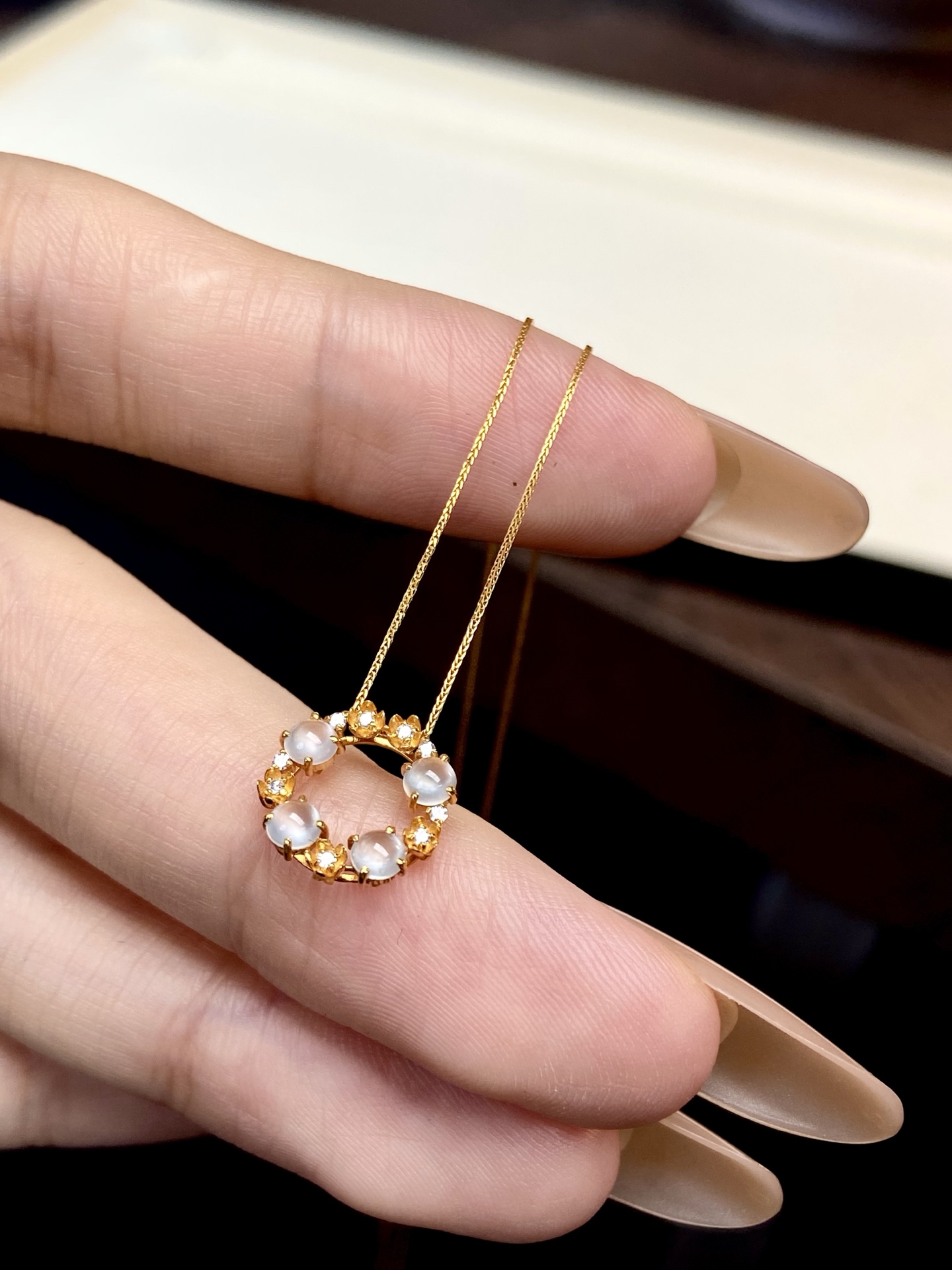 冰种蛋面锁骨链，撑起我整个夏天时髦度的锁骨链，简约却不简单，戴在颈间 那不经意的精致：11-3.6，裸石：2-1.6mm，。