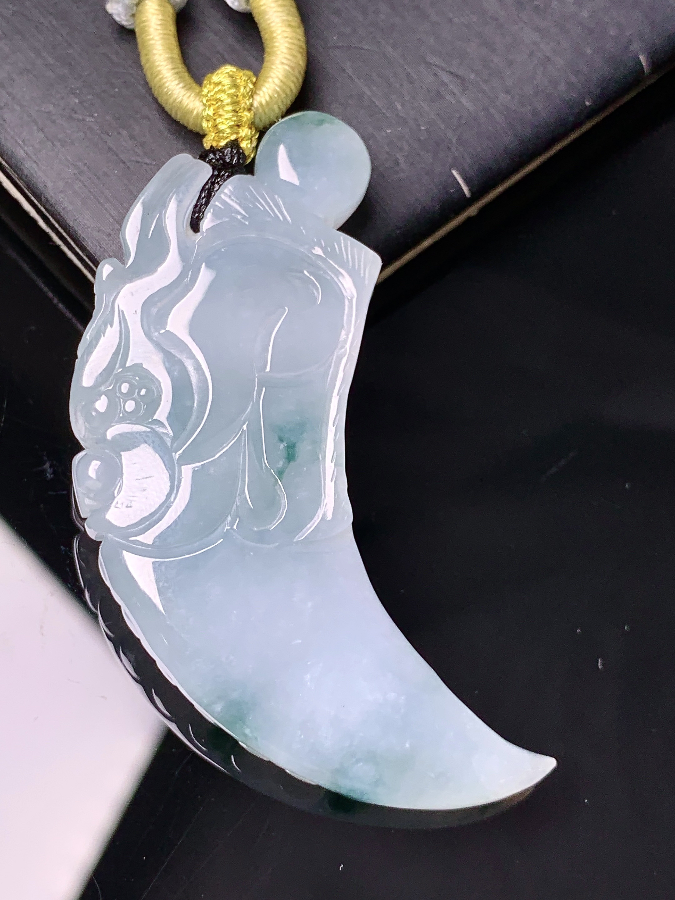 冰种飘绿龙牙吊坠 玉质细腻 色泽艳丽清新 水润亮眼 整体尺寸50.2*19*6 e1