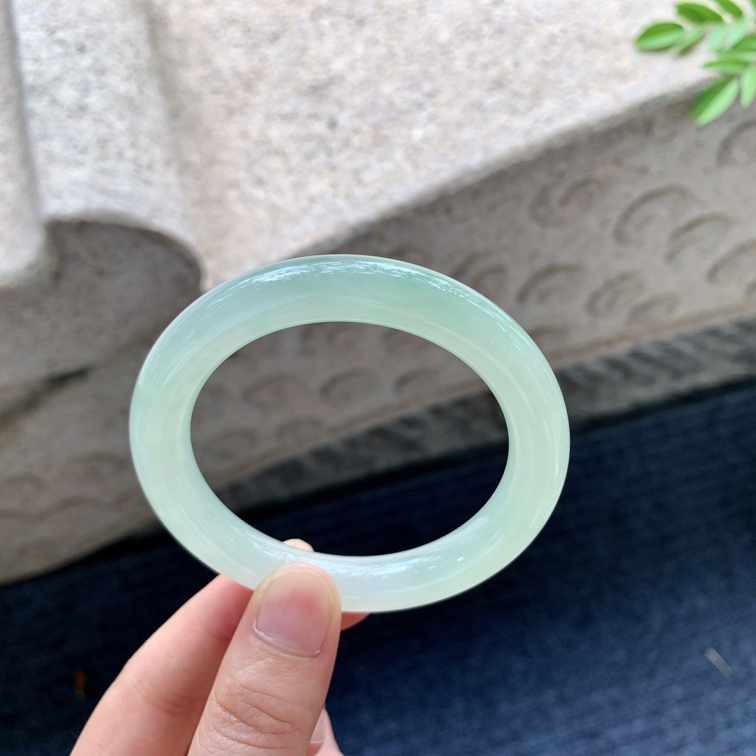 圆条51 52，圈口52.8/9.8/9，编码C11081612，描述：糯冰果绿，水润，种老，细腻，打灯有棉线