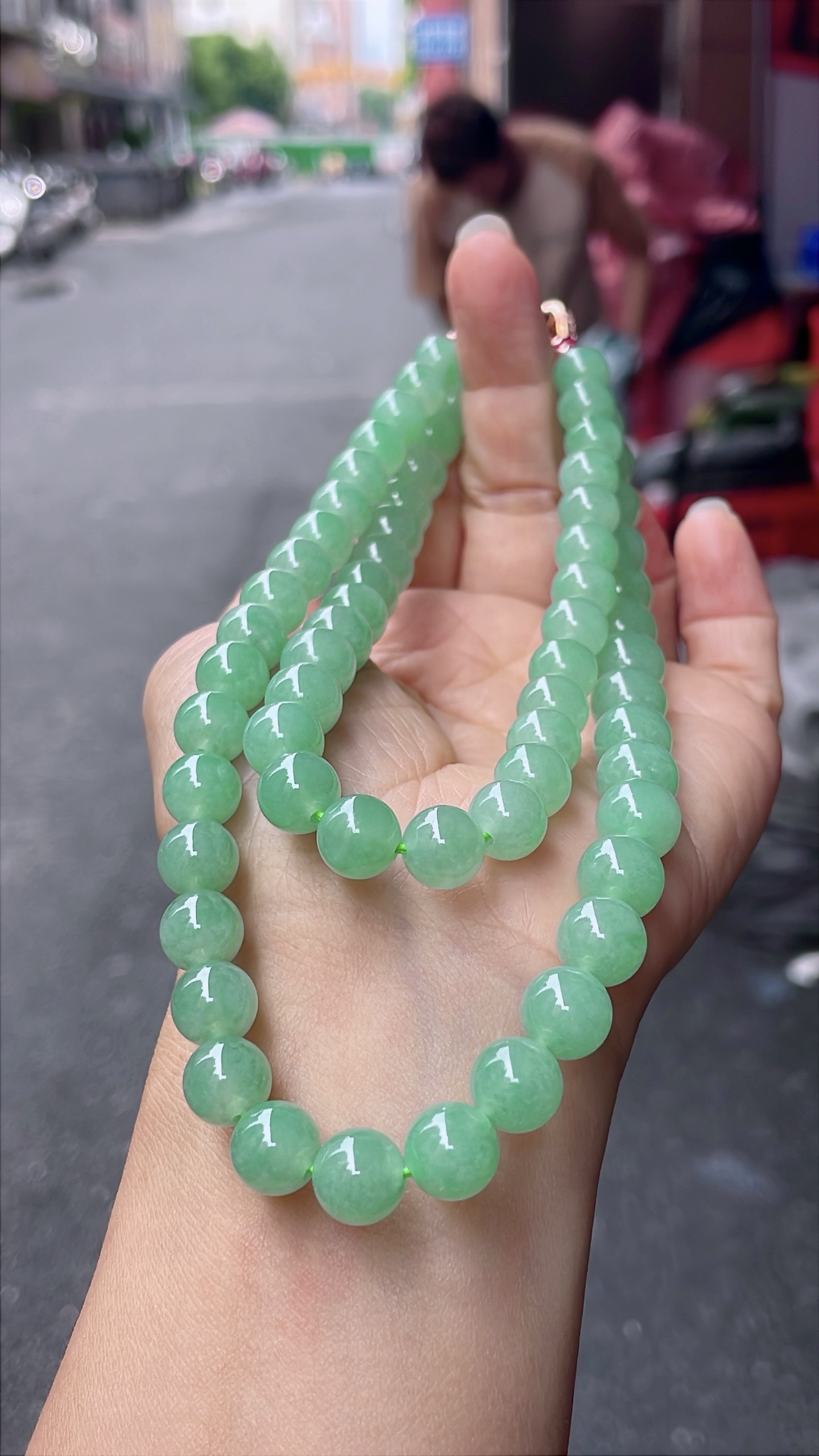 ️ 冰种阳绿珠链 色泽甜美，油润冰胶 尺寸：8.2-9.9，65颗