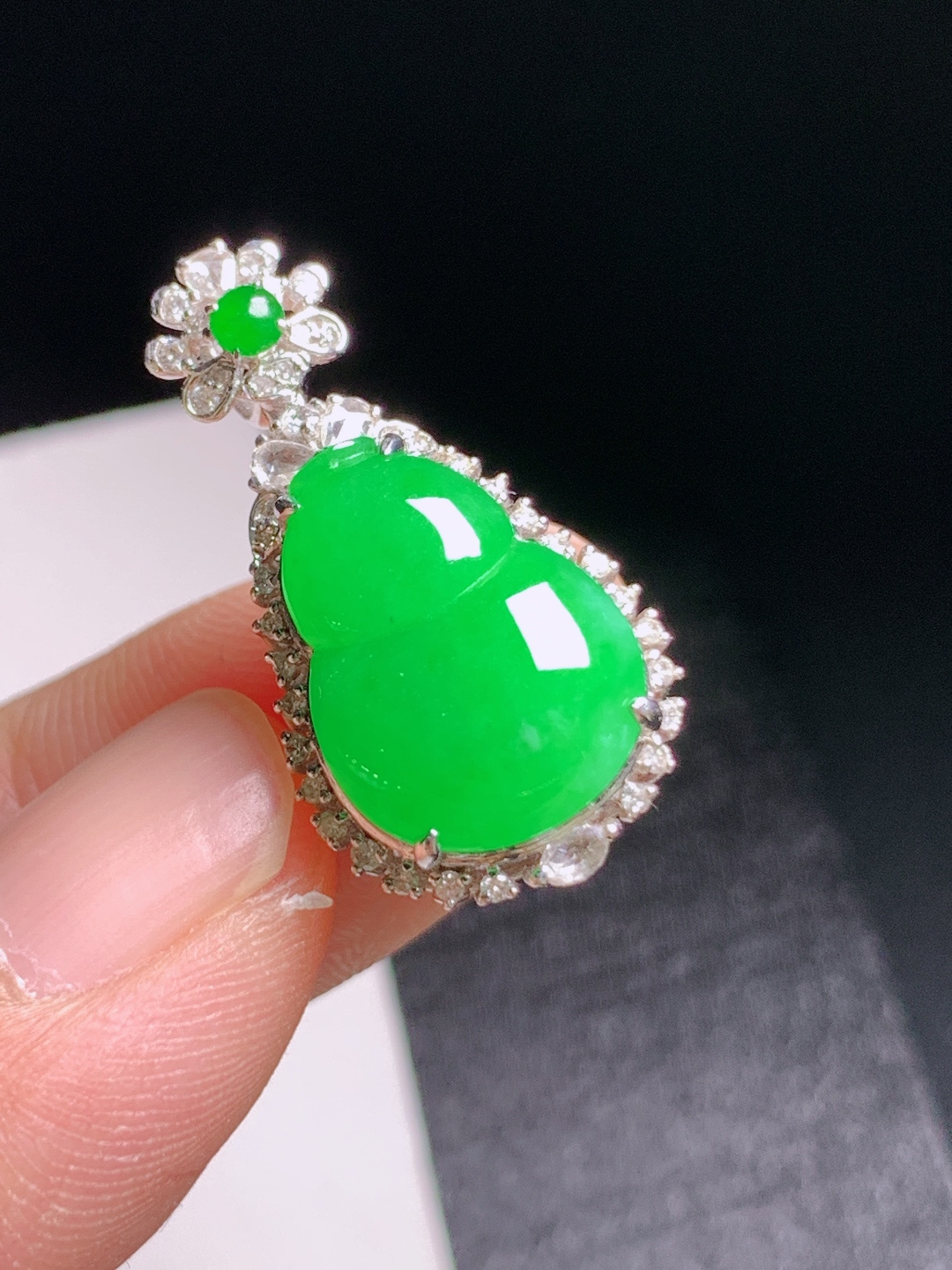 正阳绿葫芦吊坠，色泽浓郁，饱满圆润，福禄相伴，裸石15.1-11.3-3.326.7-14.1-9.