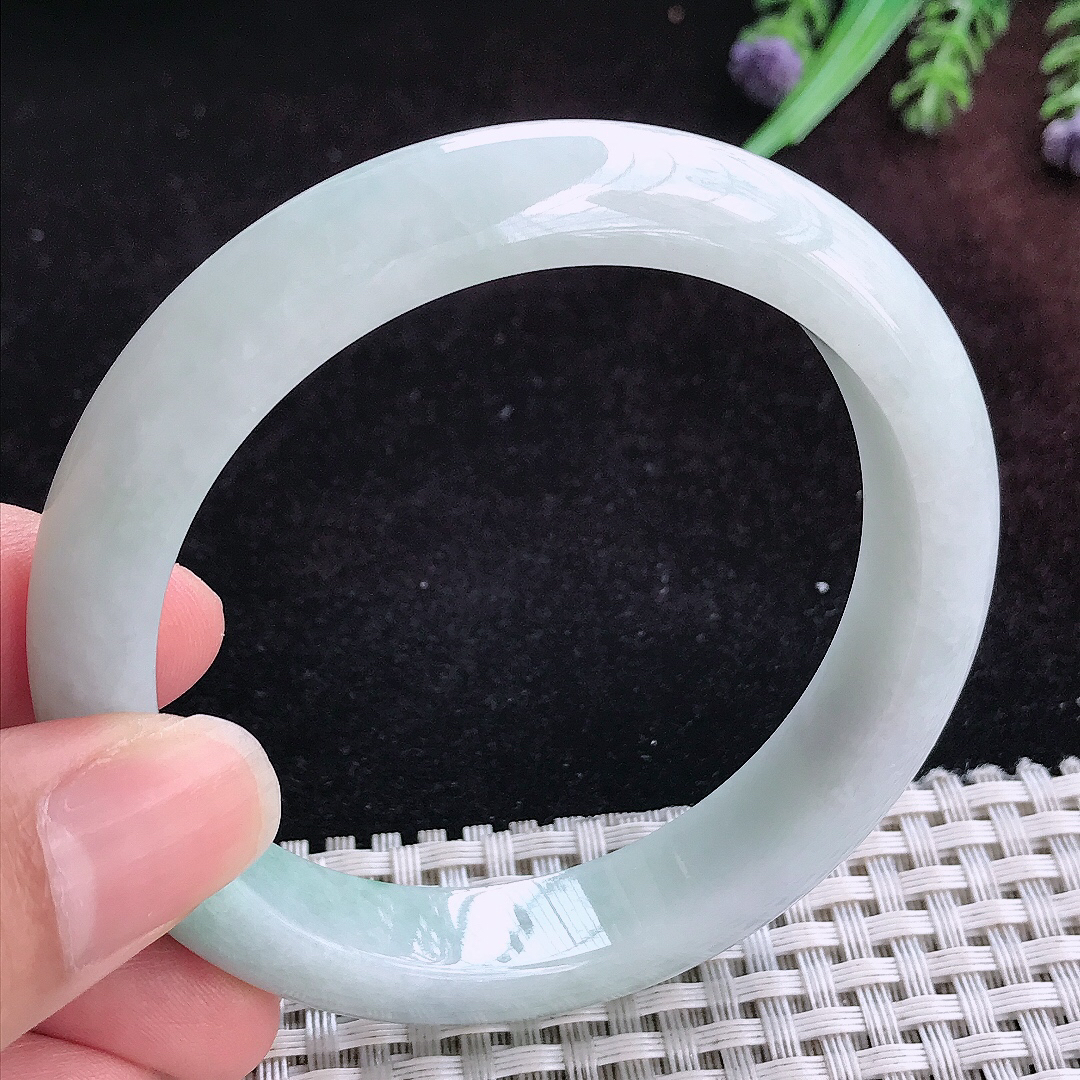 实拍A货翡翠57.5/12/8.5老坑秀气飘阳绿手镯宽边玉镯平安镯女款