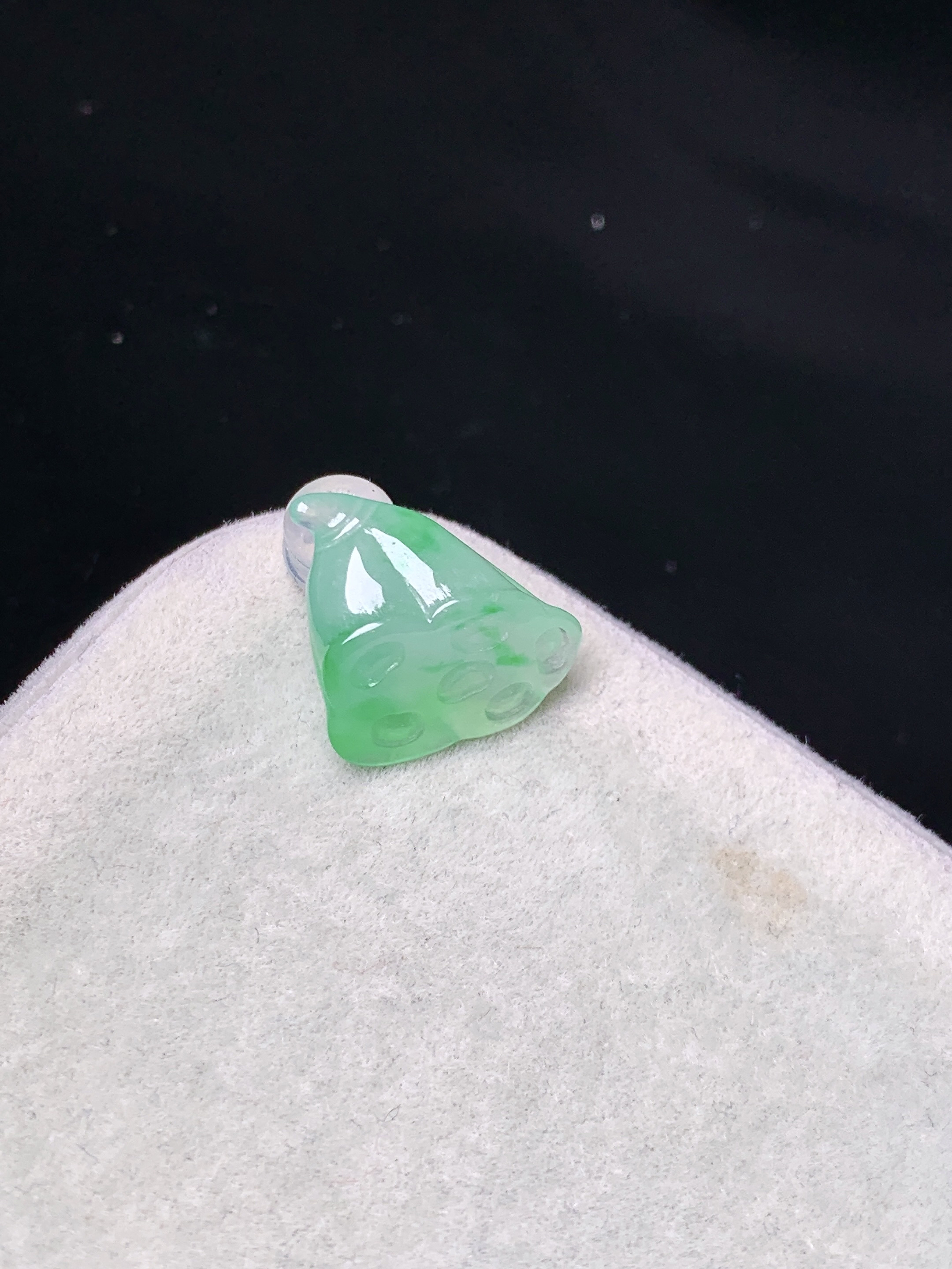 飘绿莲蓬吊坠 玉质细腻 色泽艳丽清新 水润亮眼 整体尺寸13.7*11.6*6 z1