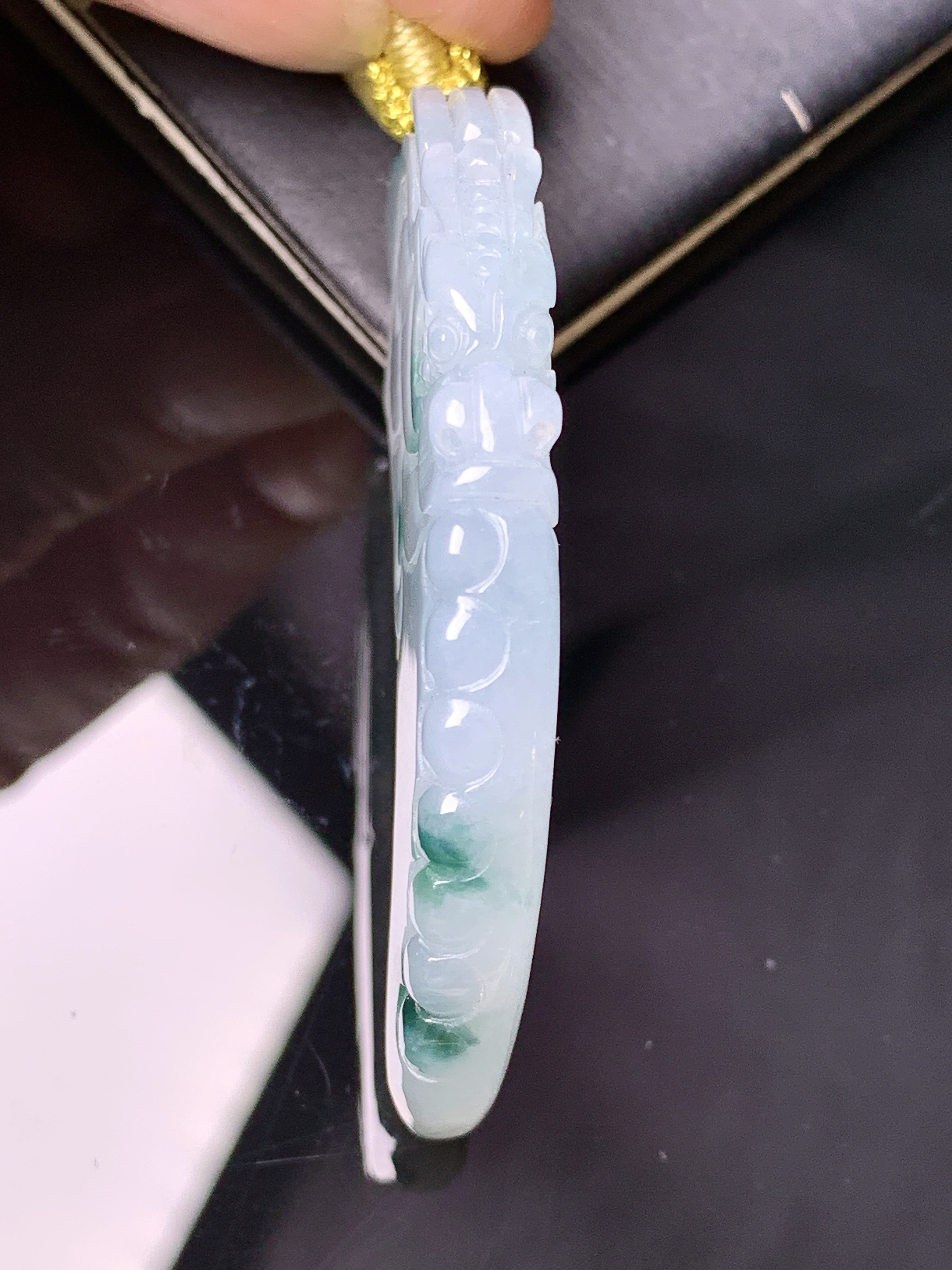 冰种飘绿龙牙吊坠 玉质细腻 色泽艳丽清新 水润亮眼 整体尺寸50.2*19*6 e1