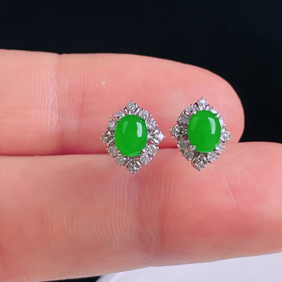 ️阳绿耳钉，老种起光，细底通透，尺寸：裸石5.5/4/2.8mm0815