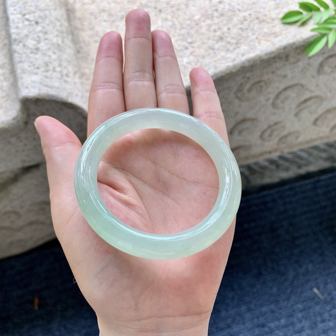 圆条51 52，圈口52.8/9.8/9，编码C11081612，描述：糯冰果绿，水润，种老，细腻，打灯有棉线