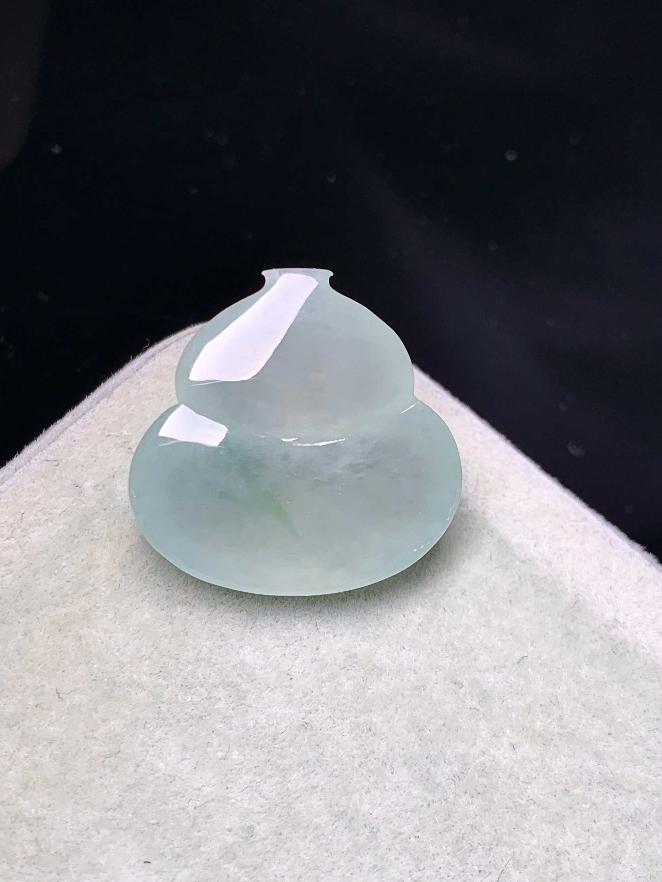 冰种葫芦吊坠 玉质细腻 色泽艳丽清新 水润亮眼 整体尺寸18.5*19*6.6 yz