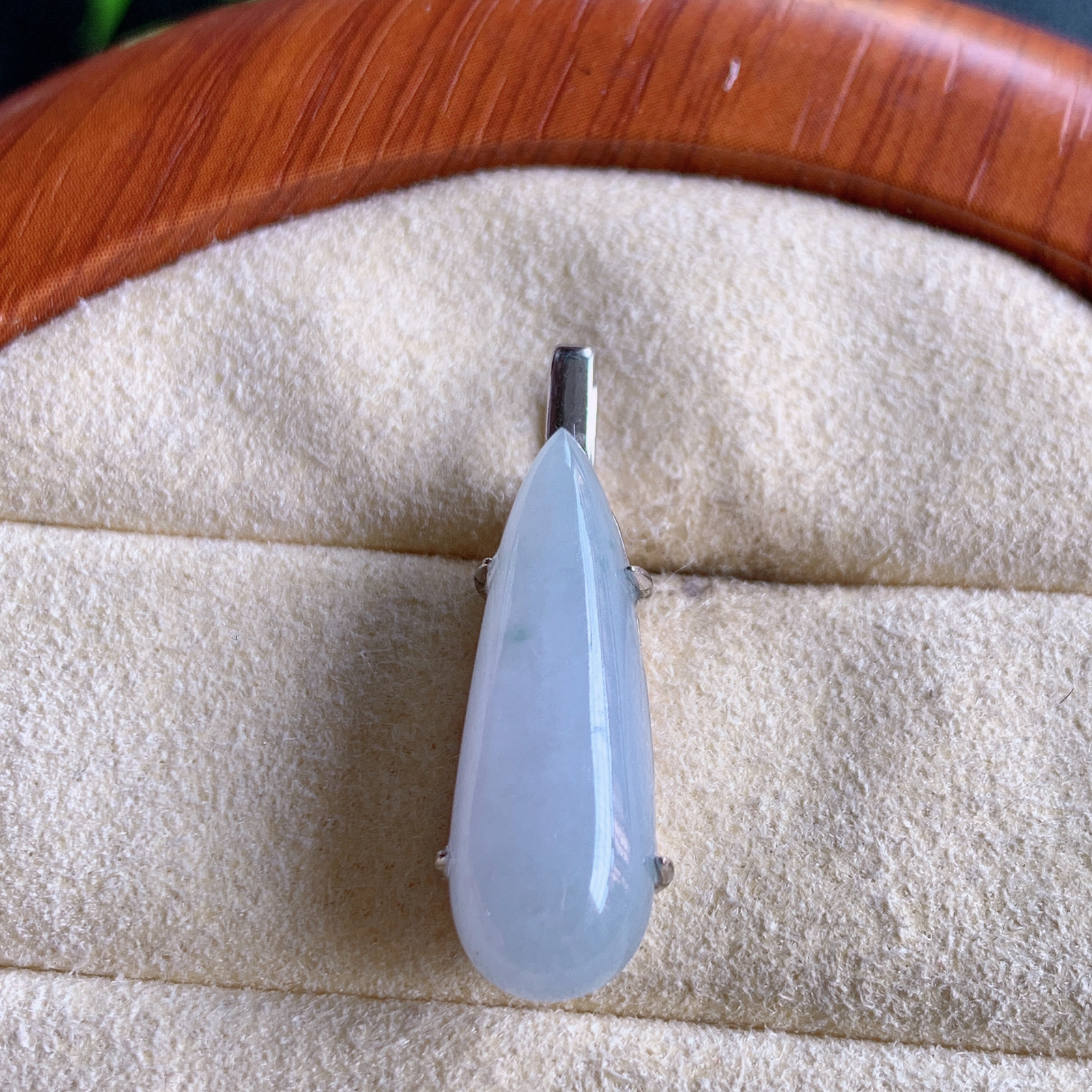 冰润紫罗兰水滴翡翠吊坠，款式新颖时尚，日常百搭的款。满满的份量感，清新自然 925银饰镶嵌，上身效果优雅迷人！性价比超值  W815.14 整体尺寸：27-9-7.4mm  裸石尺寸：22-8mm