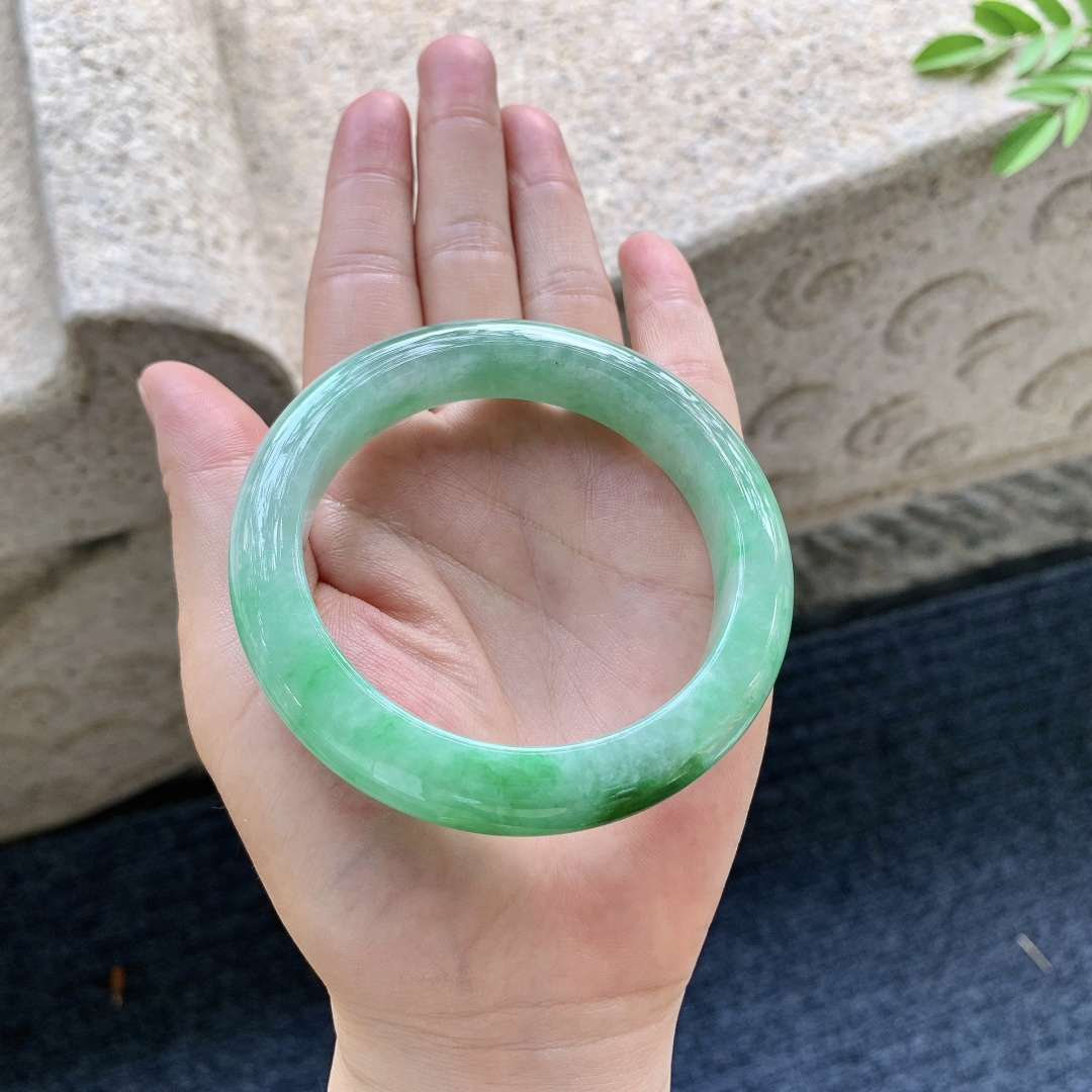 正圈56 57，圈口57.3/12/9.3，编码W6081632，描述飘辣绿，水润，种老，细腻，打灯有纹线