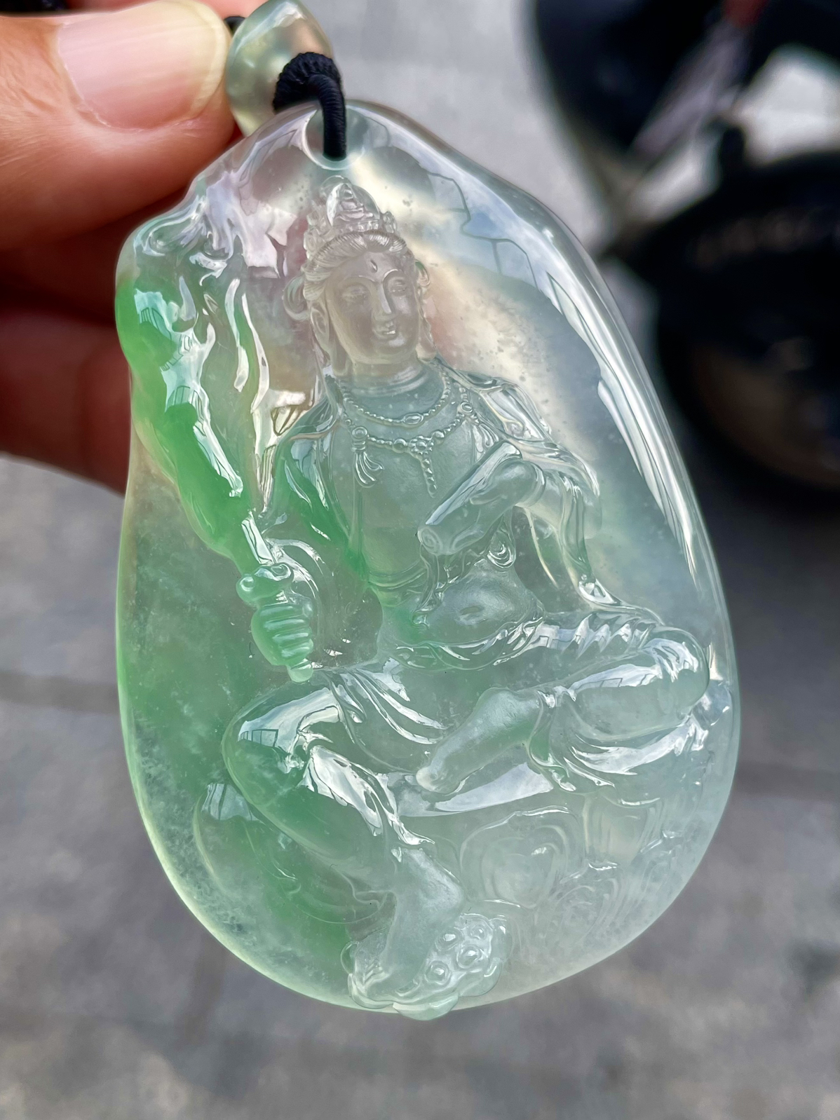 【冰种飘绿观音】雕刻的很可爱，种地非常好，细腻致密程度很高，纯净无瑕，冰感十足