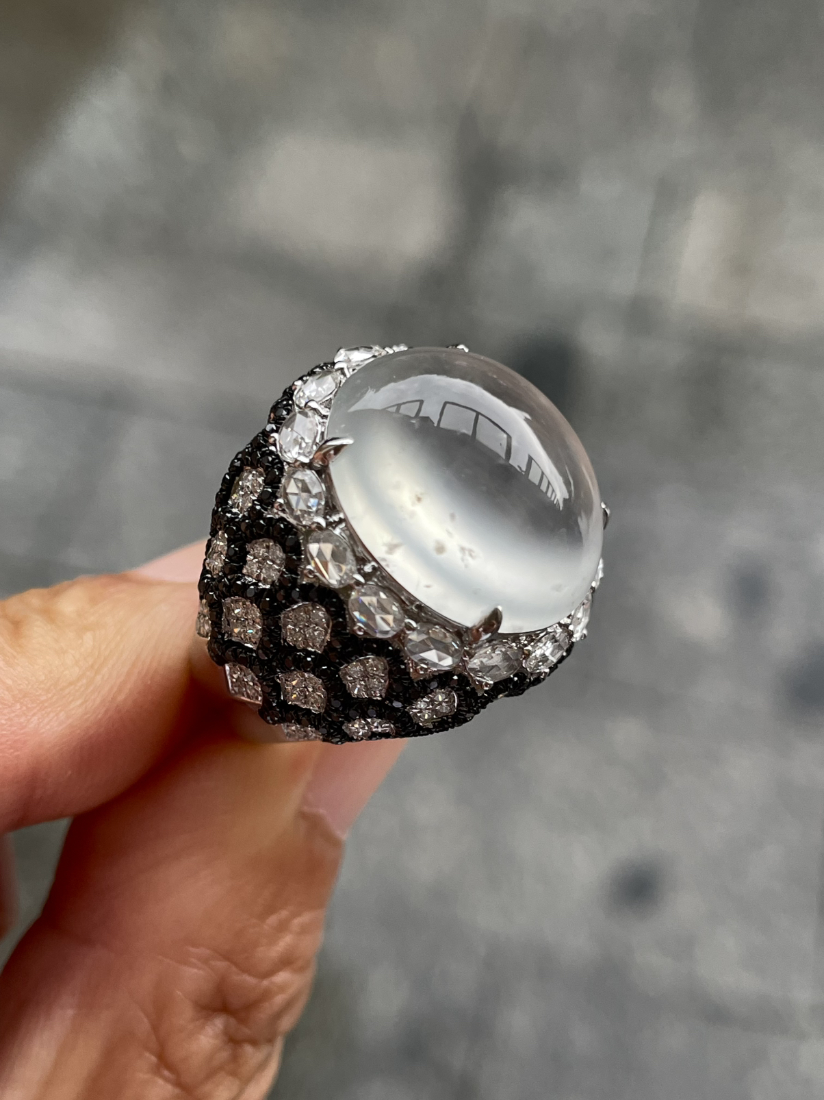 【玻璃种蛋面戒指】质地细腻清爽，玻璃色泽，荧光感强烈，18K金钻镶嵌，裸石尺寸17.6*15.6*7