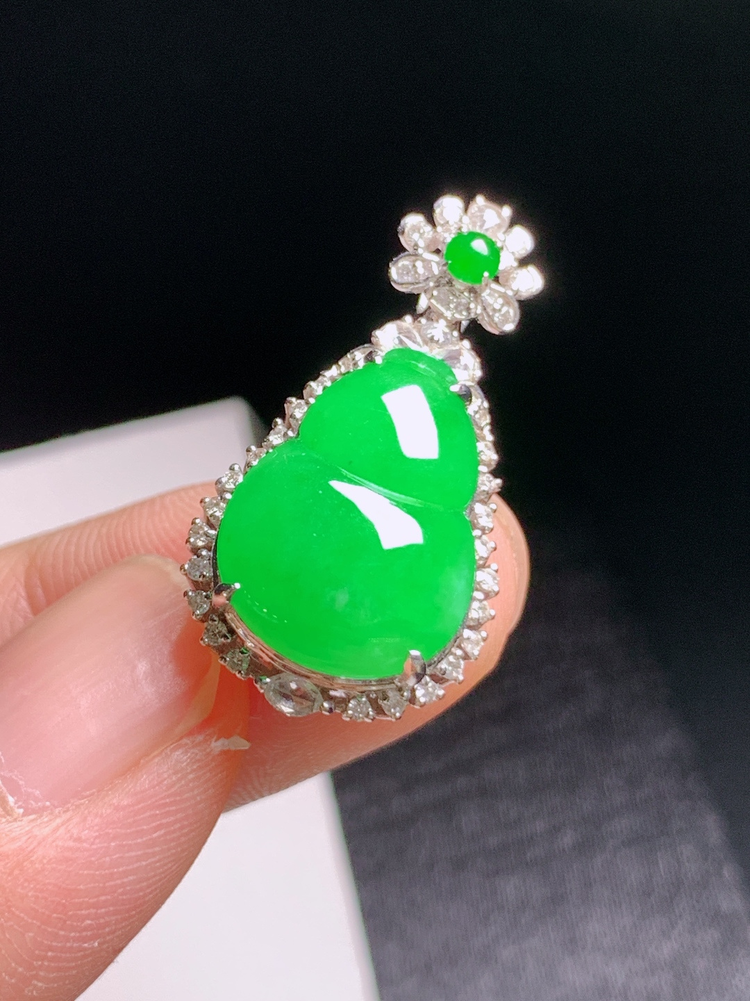 正阳绿葫芦吊坠，色泽浓郁，饱满圆润，福禄相伴，裸石15.1-11.3-3.326.7-14.1-9.5