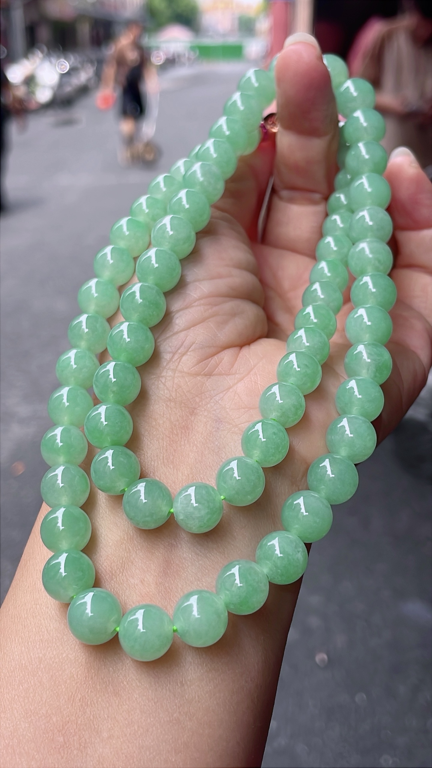 ️ 冰种阳绿珠链 色泽甜美，油润冰胶 尺寸：8.2-9.9，65颗