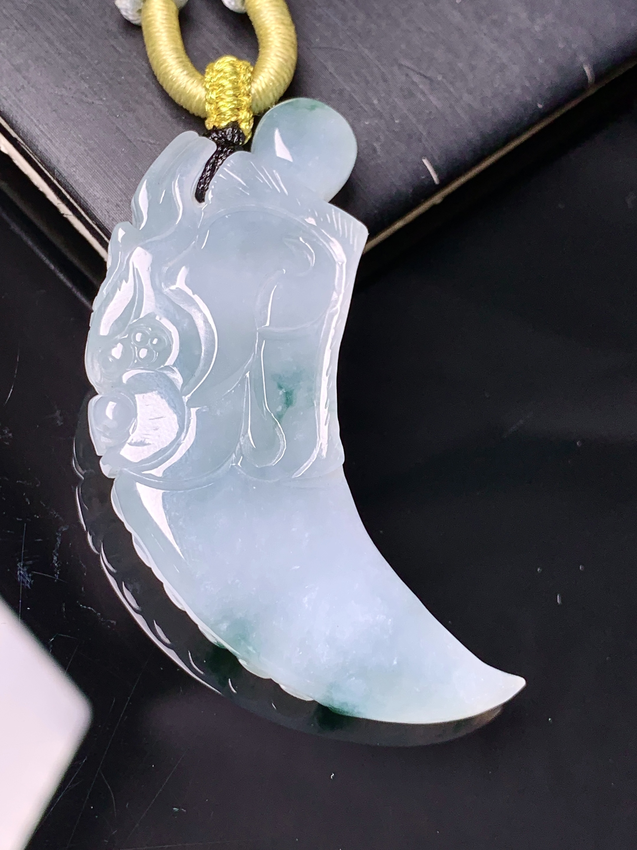 冰种飘绿龙牙吊坠 玉质细腻 色泽艳丽清新 水润亮眼 整体尺寸50.2*19*6 e1