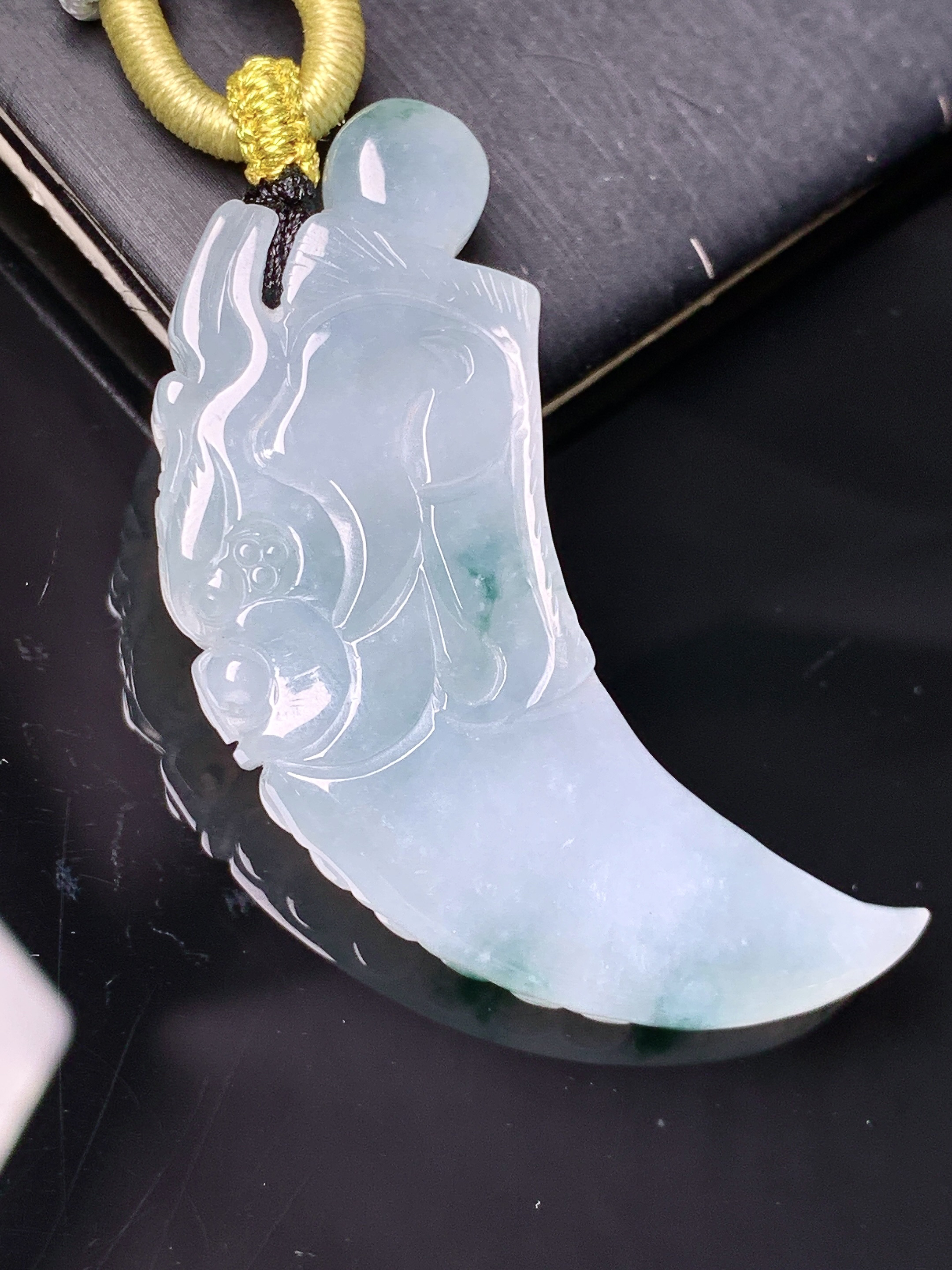 冰种飘绿龙牙吊坠 玉质细腻 色泽艳丽清新 水润亮眼 整体尺寸50.2*19*6 e1