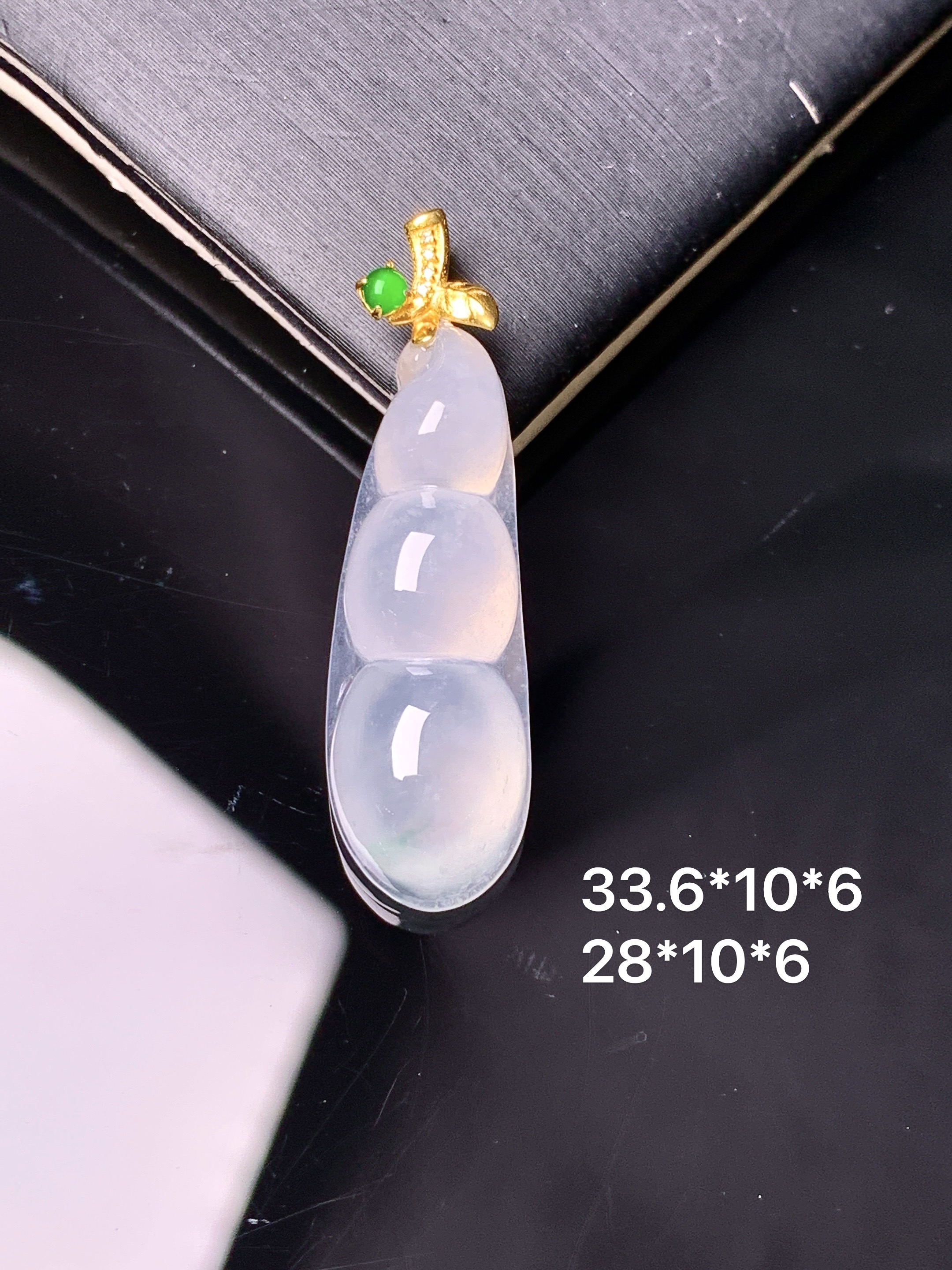 18k金镶嵌冰种四季豆吊坠 玉质细腻 色泽艳丽清新 水润亮眼 整体尺寸33.6*10*6 e1