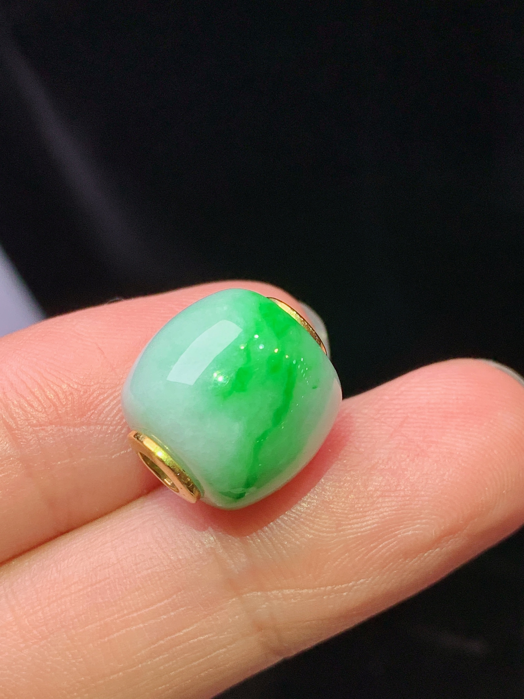 18k金镶嵌飘绿路路通吊坠 玉质细腻 色泽艳丽清新 水润亮眼 整体尺寸11.8*13 b1