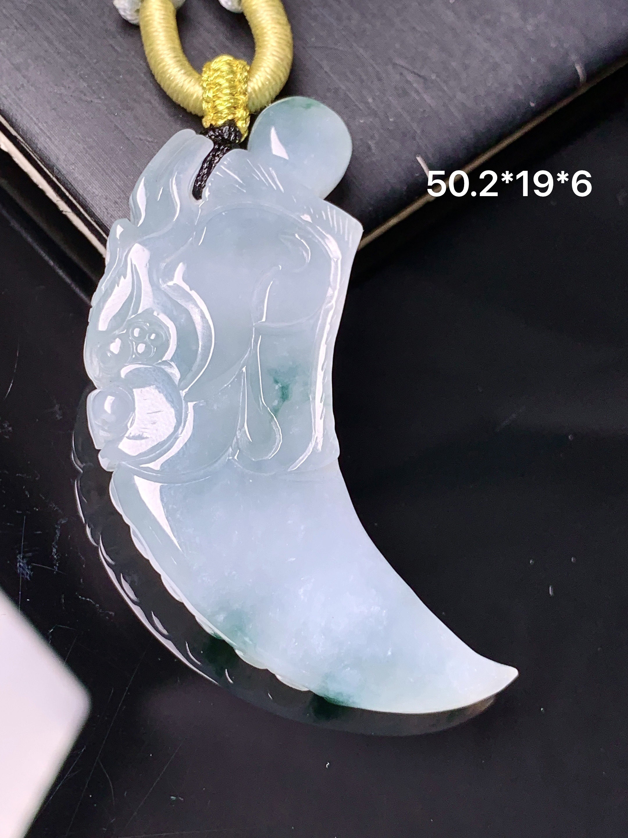 冰种飘绿龙牙吊坠 玉质细腻 色泽艳丽清新 水润亮眼 整体尺寸50.2*19*6 e1