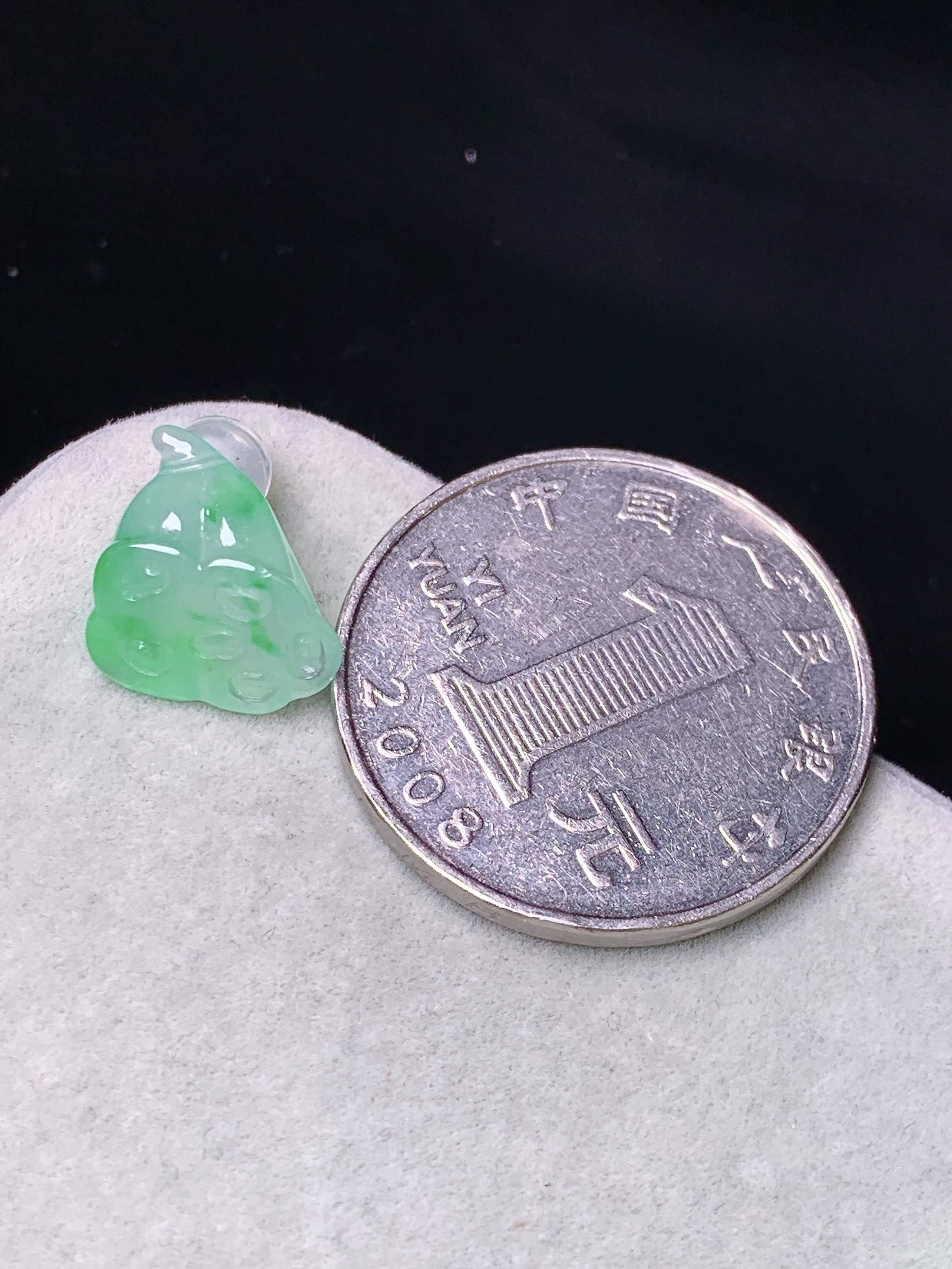 飘绿莲蓬吊坠 玉质细腻 色泽艳丽清新 水润亮眼 整体尺寸13.7*11.6*6 z1