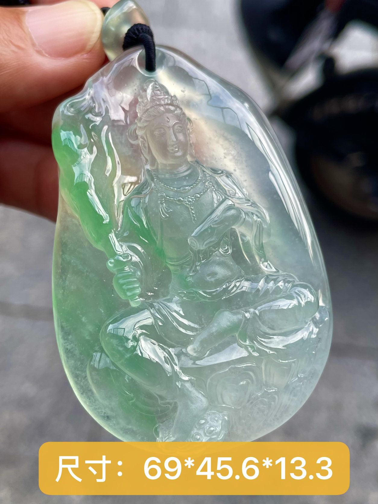 【冰种飘绿观音】雕刻的很可爱，种地非常好，细腻致密程度很高，纯净无瑕，冰感十足