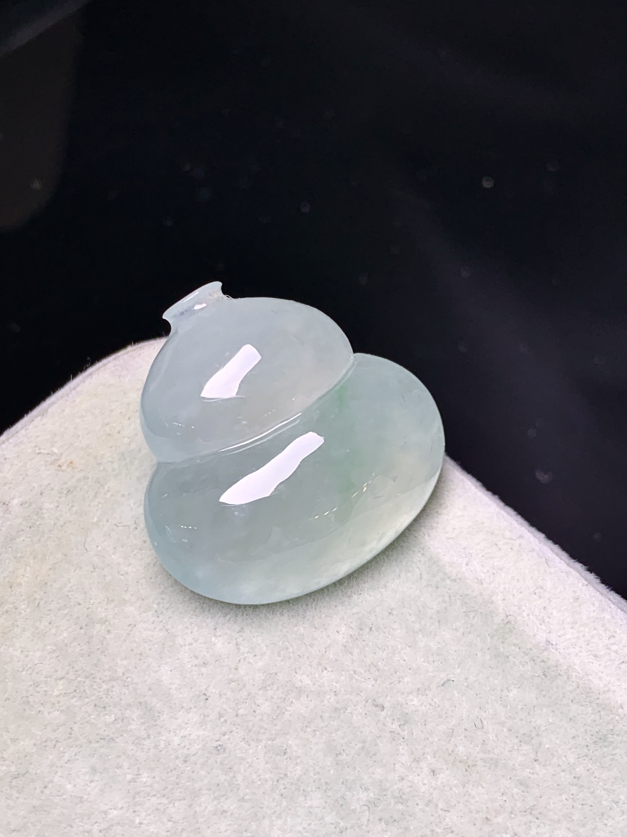 冰种葫芦吊坠 玉质细腻 色泽艳丽清新 水润亮眼 整体尺寸18.5*19*6.6 yz