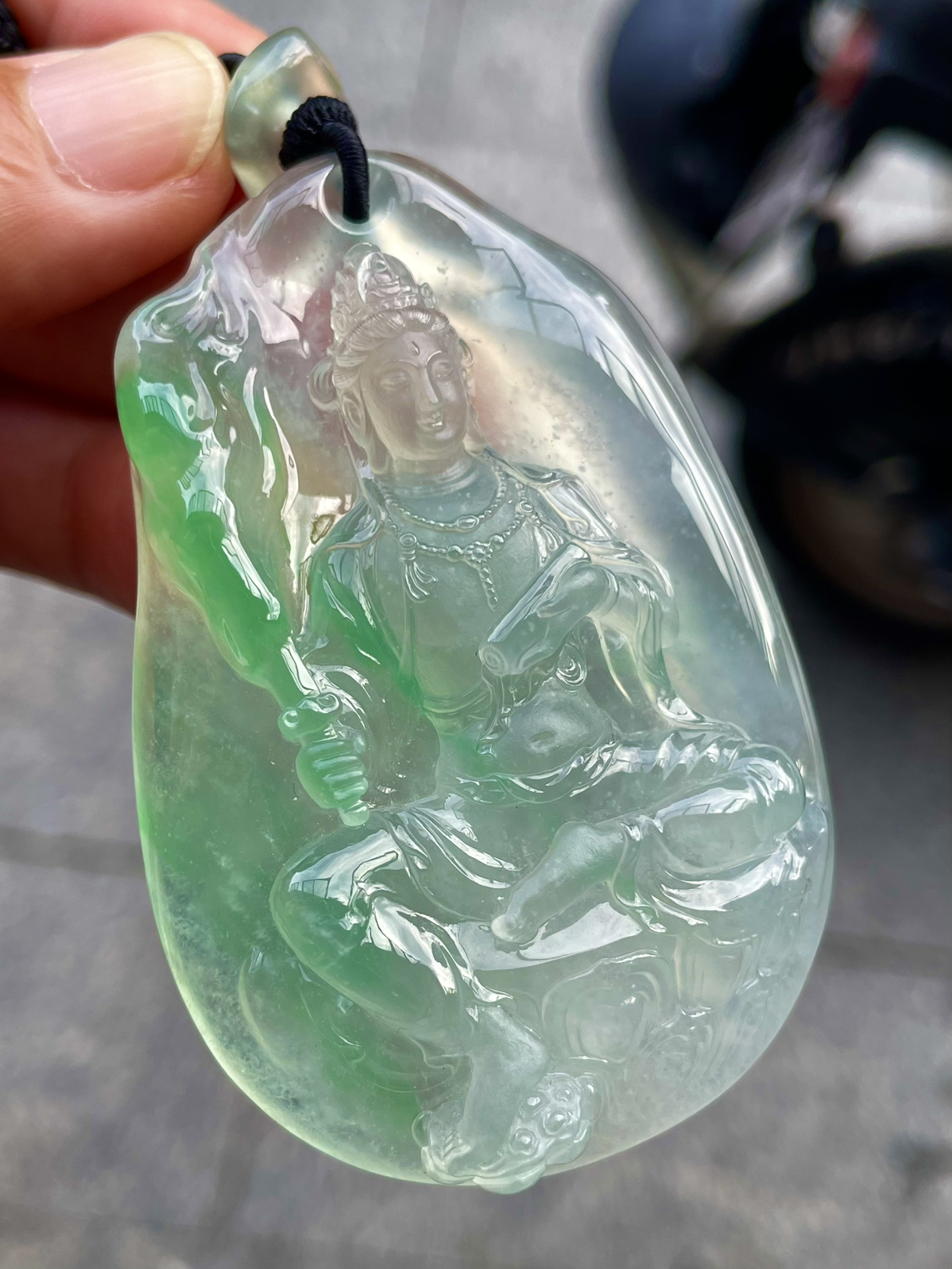 【冰种飘绿观音】雕刻的很可爱，种地非常好，细腻致密程度很高，纯净无瑕，冰感十足