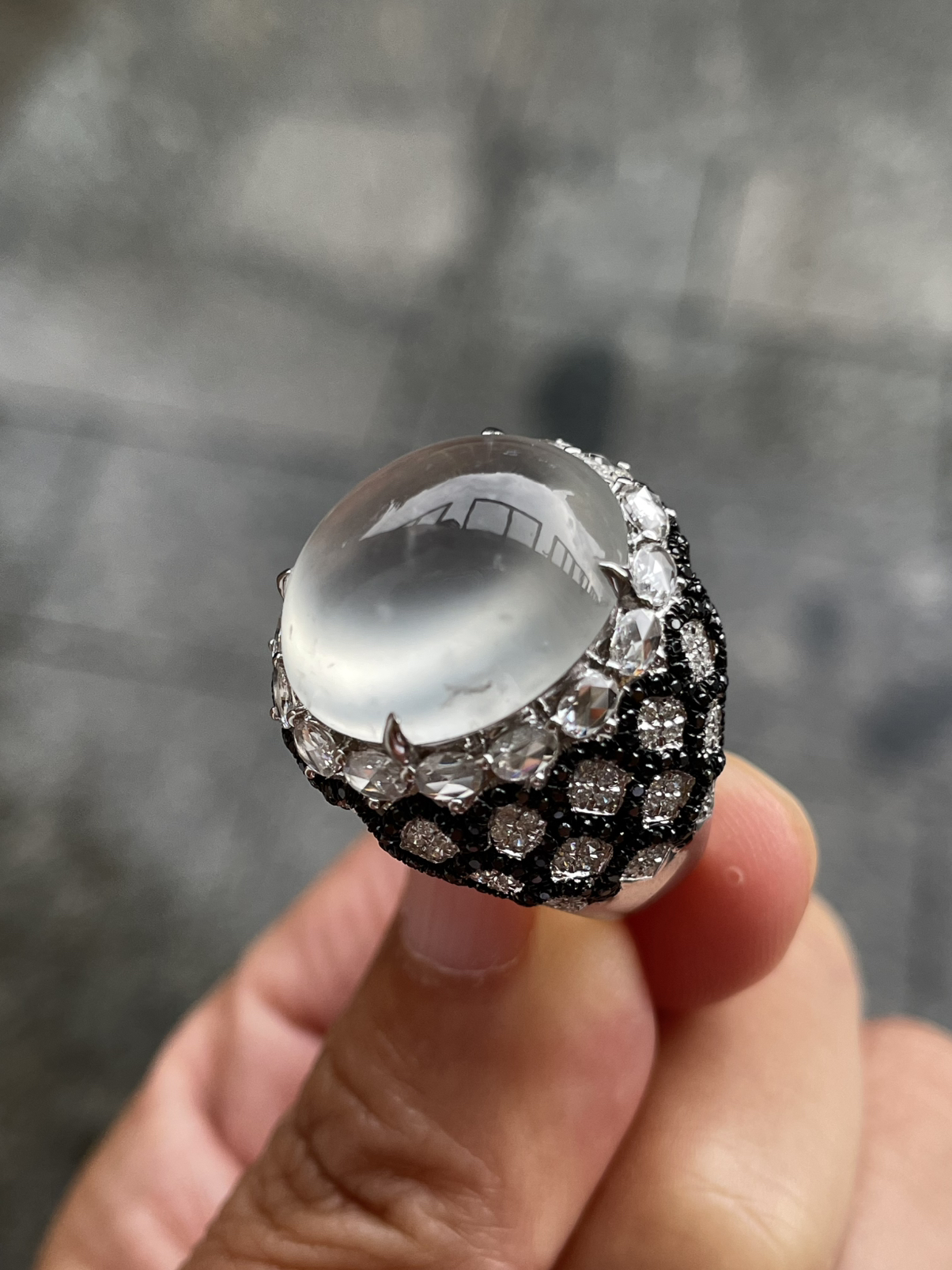 【玻璃种蛋面戒指】质地细腻清爽，玻璃色泽，荧光感强烈，18K金钻镶嵌，裸石尺寸17.6*15.6*7.6毫米