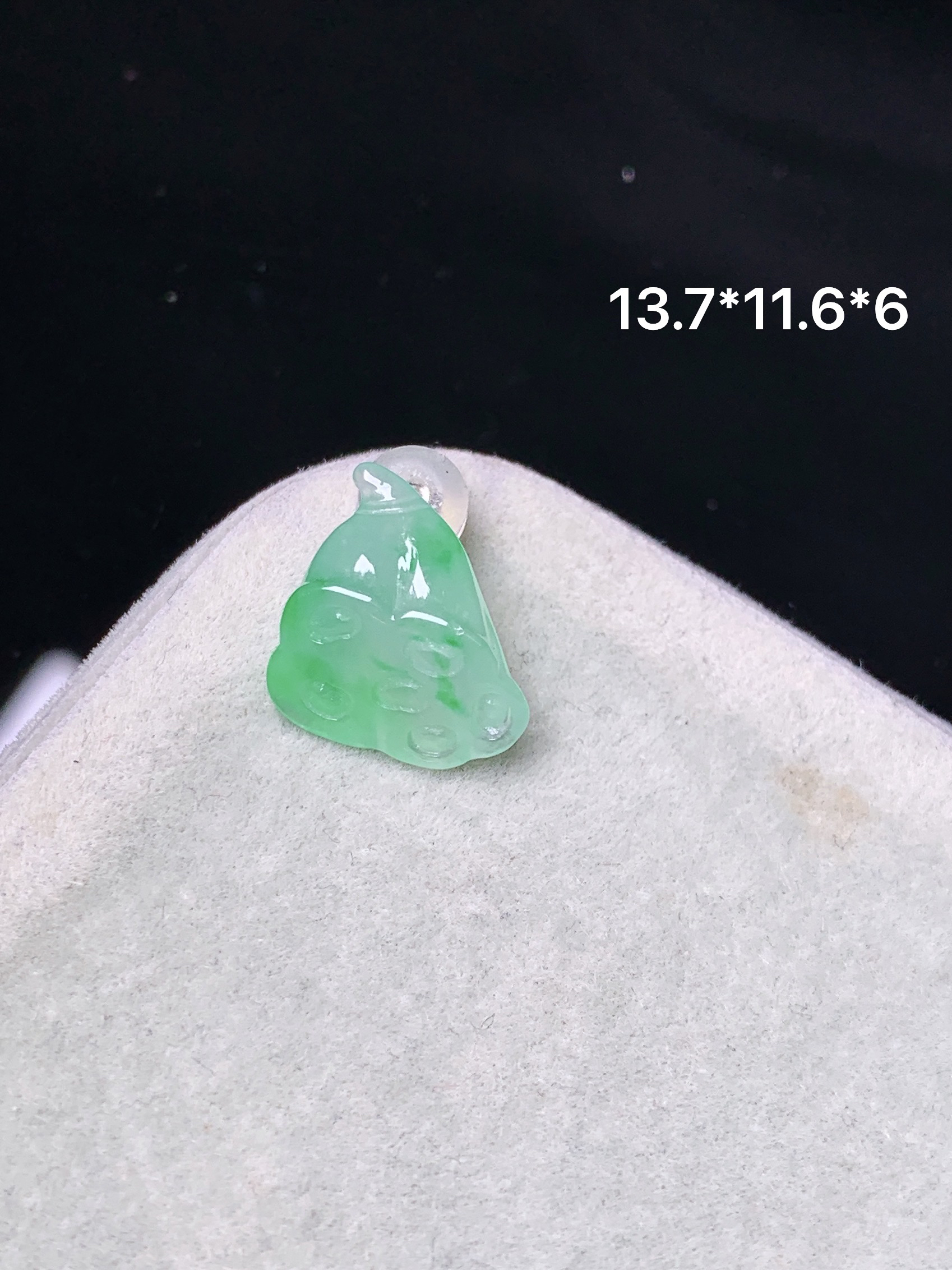 飘绿莲蓬吊坠 玉质细腻 色泽艳丽清新 水润亮眼 整体尺寸13.7*11.6*6 z1