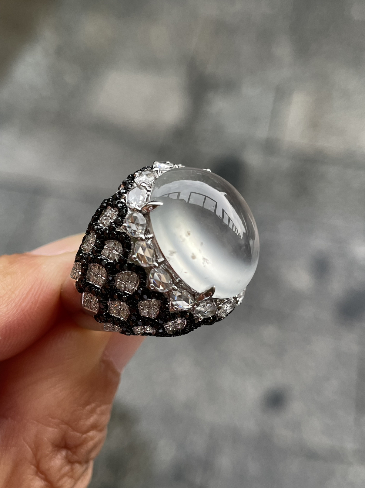 【玻璃种蛋面戒指】质地细腻清爽，玻璃色泽，荧光感强烈，18K金钻镶嵌，裸石尺寸17.6*15.6*7.6毫米