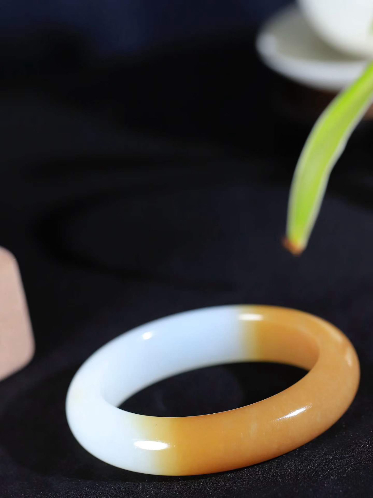 （一见倾心.手镯）

精品️和田玉糖白玉手镯，玉质温润细腻 油性十足 手感舒适，高华雅逸，线条流畅