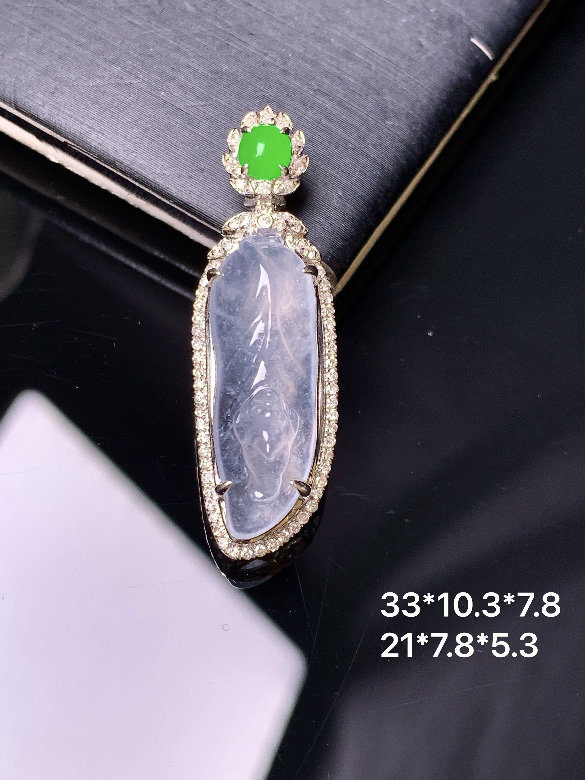 18k金钻镶嵌冰种兰花吊坠 玉质细腻 色泽艳丽清新 水润亮眼 整体尺寸33*10.3*7.8 z1