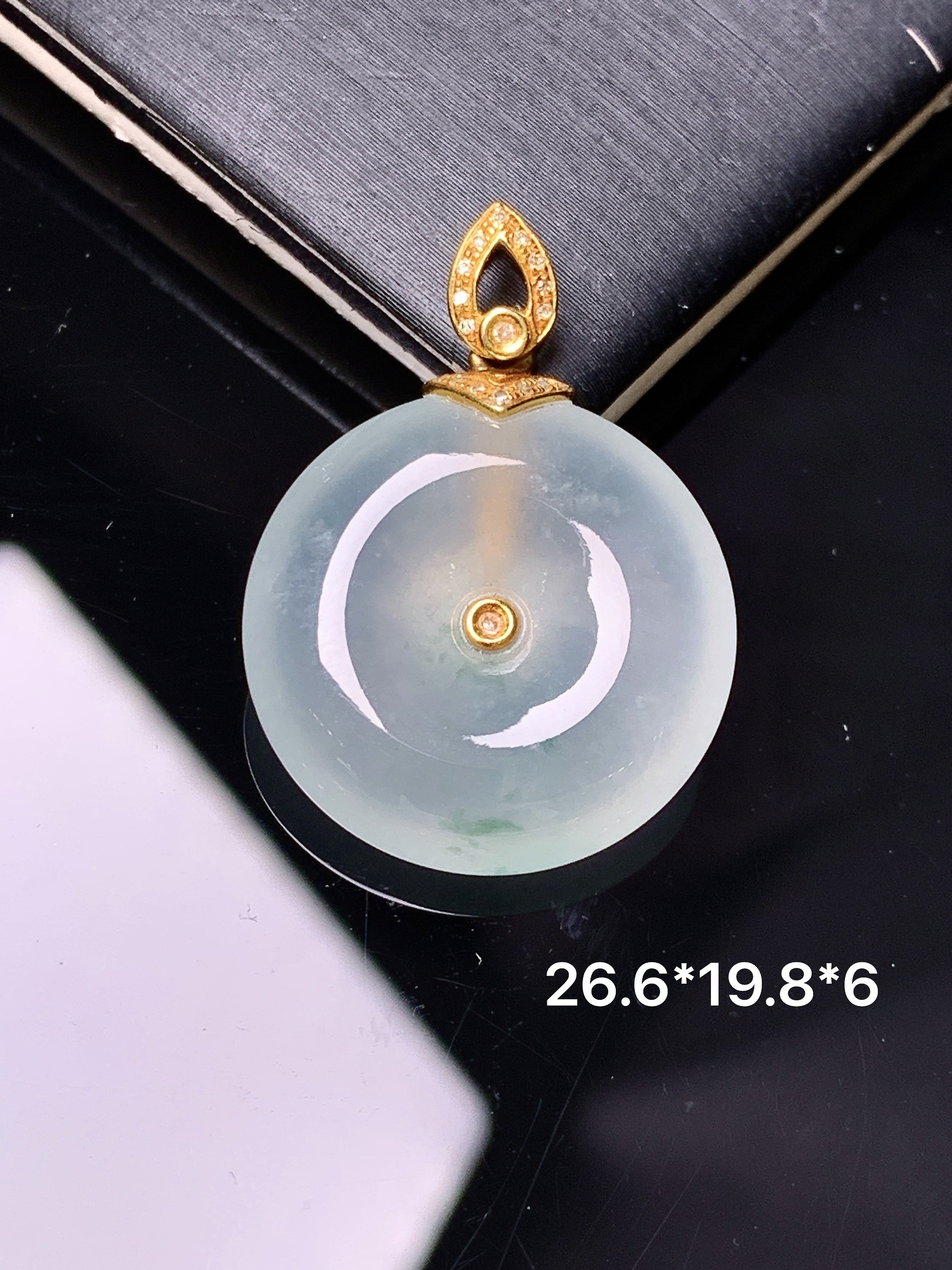 18k金镶嵌冰种平安扣吊坠 玉质细腻 色泽艳丽清新 水润亮眼 整体尺寸26.6*19.8*6 f4