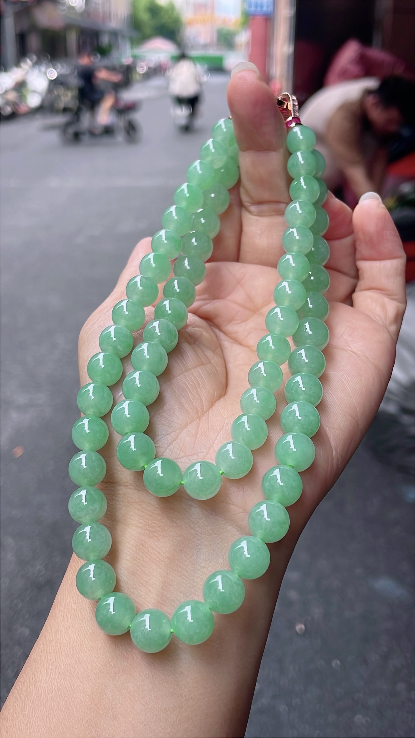 ️ 冰种阳绿珠链 色泽甜美，油润冰胶 尺寸：8.2-9.9，65颗
