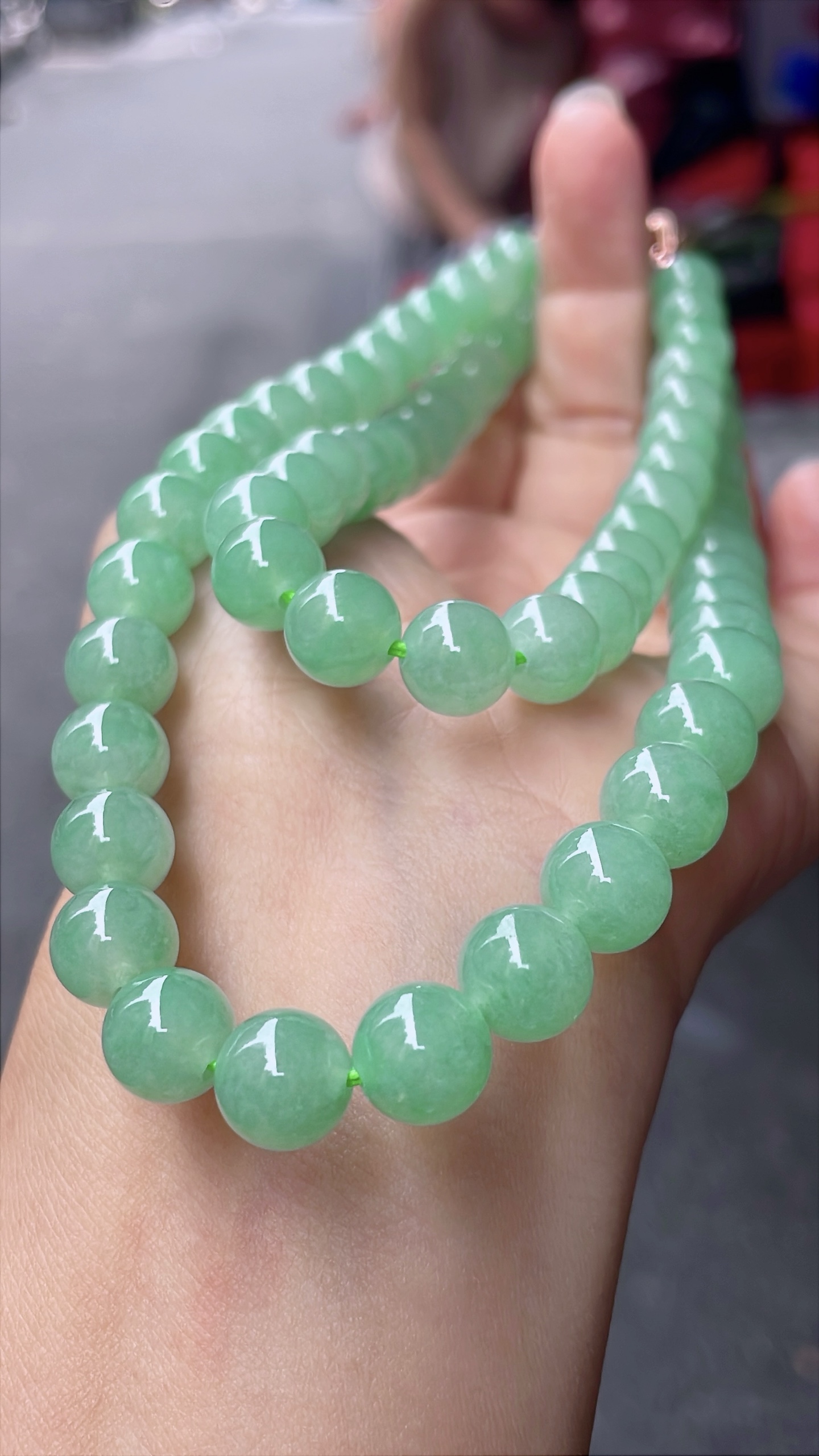 ️ 冰种阳绿珠链 色泽甜美，油润冰胶 尺寸：8.2-9.9，65颗