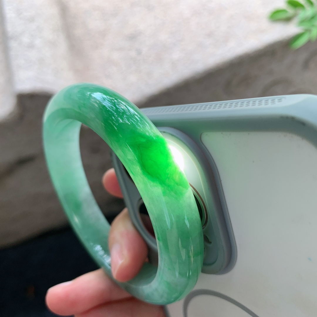 正圈56 57，圈口57.3/12/9.3，编码W6081632，描述飘辣绿，水润，种老，细腻，打灯有纹线