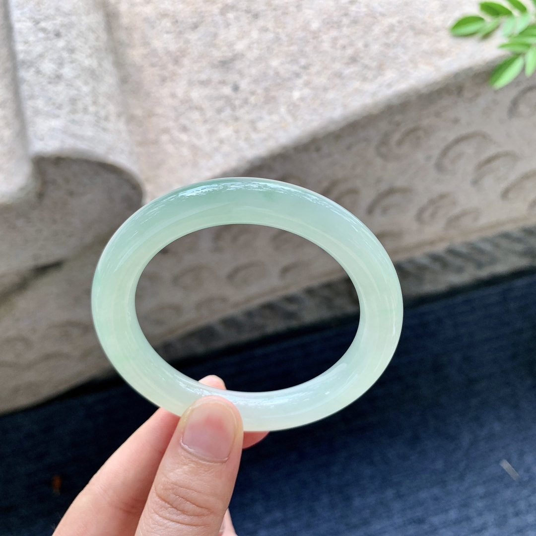 圆条51 52，圈口52.8/9.8/9，编码C11081612，描述：糯冰果绿，水润，种老，细腻，打灯有棉线