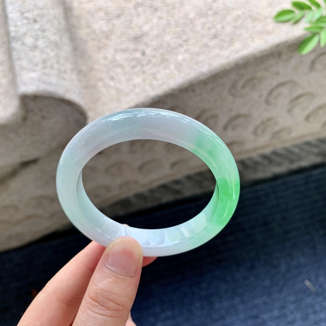 正圈51 52，圈口52.7/11.6/8.4，编码G9081636，描述：糯冰飘阳绿，水润，种老，细腻，有纹线。