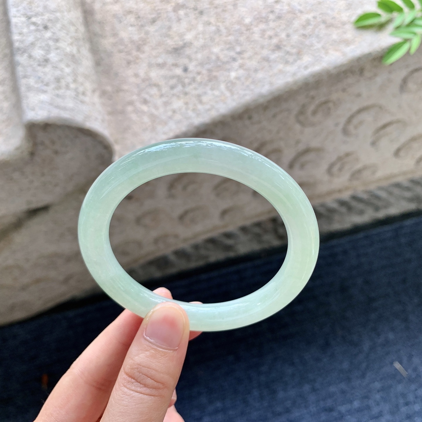 圆条55 56，圈口56.8/9/9.2，编码AD081604，淡绿，水润，种老，细腻，打灯有棉线